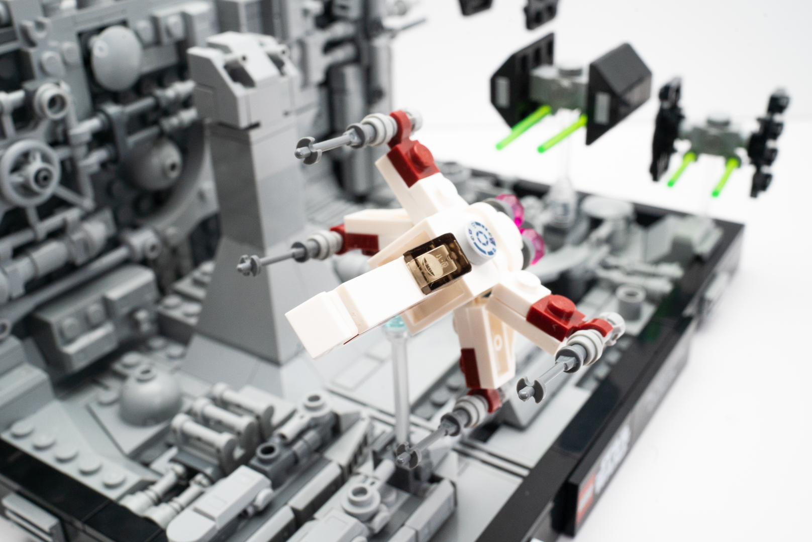 完成品を覗きこむと、そこにはバトルシーンが飛び込んでくる。思わず逃げるルークを応援したくなるだろう