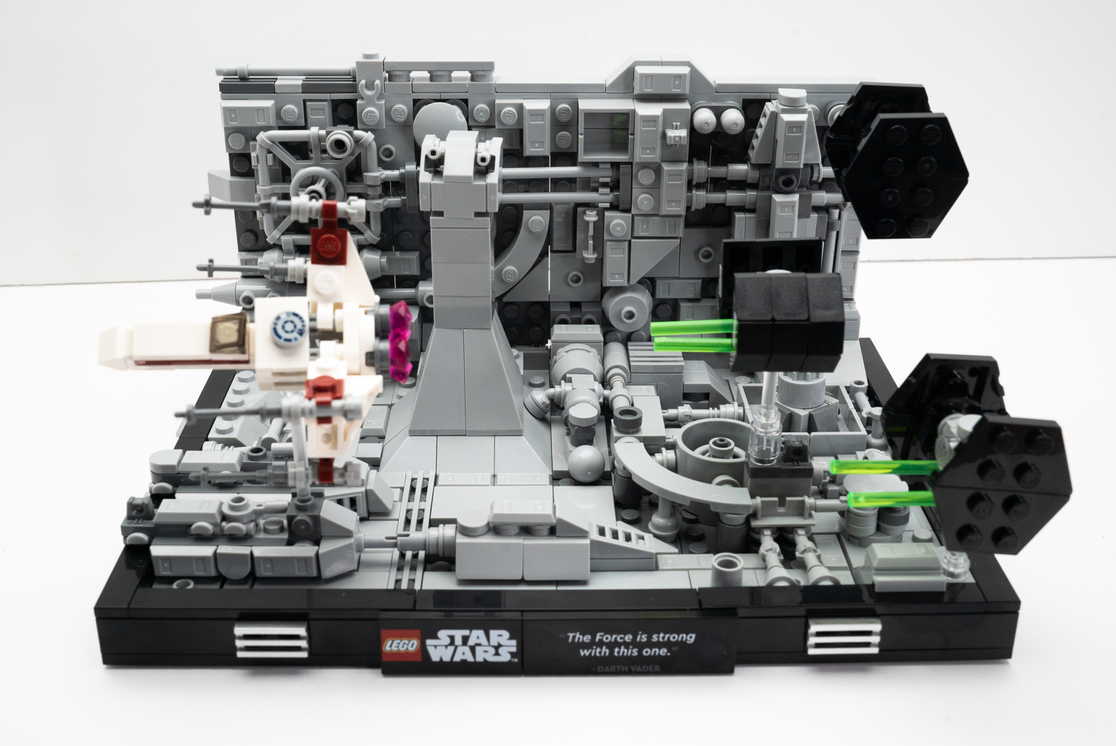 完成品を5方面から撮影してみた。製品デザイナーが丹精を込めて作り込んだ、緻密なディテールを堪能してほしい