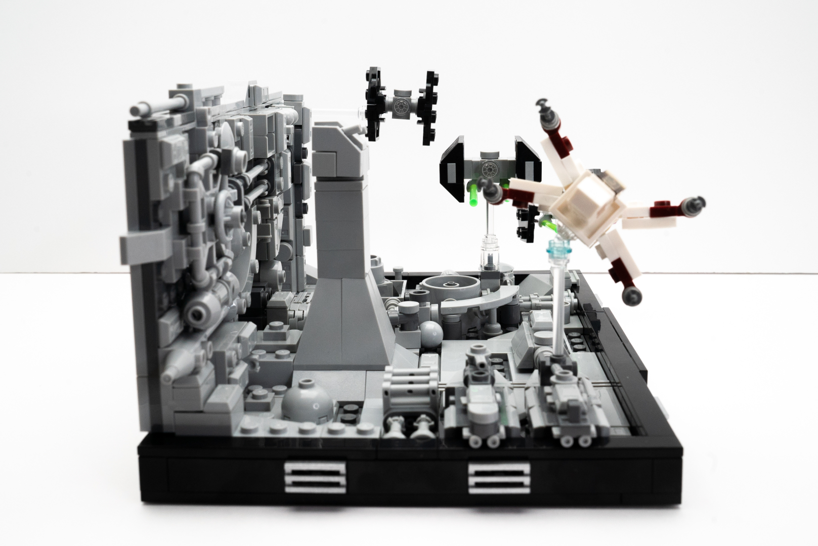 完成品を5方面から撮影してみた。製品デザイナーが丹精を込めて作り込んだ、緻密なディテールを堪能してほしい