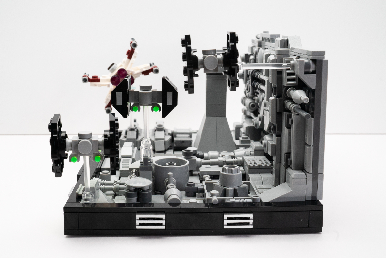 完成品を5方面から撮影してみた。製品デザイナーが丹精を込めて作り込んだ、緻密なディテールを堪能してほしい