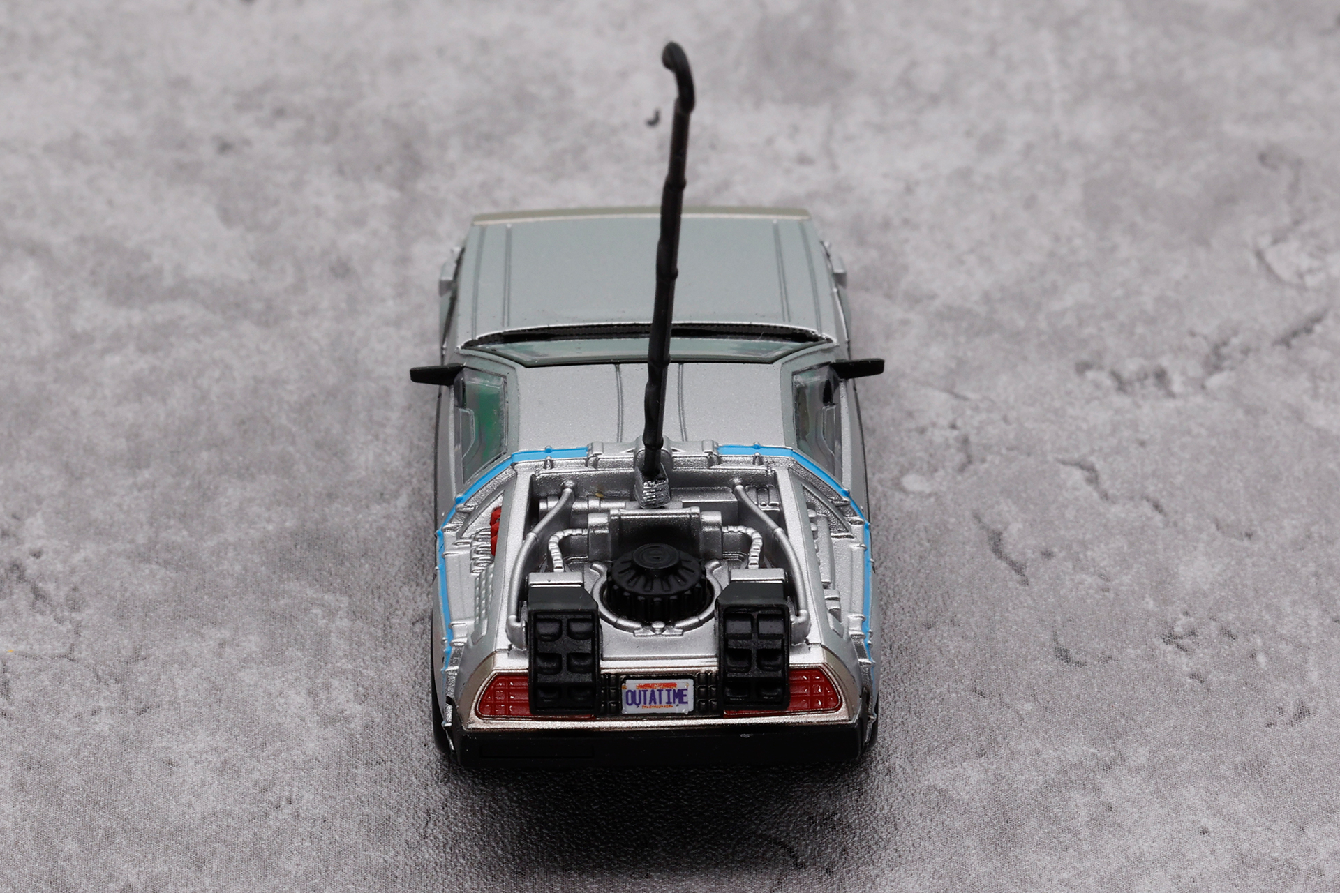 ナンバープレートはシールだが、しっかりと「時を超える」という意味を表す「OUTATIME」（OUT A TIME）の文字が書かれている