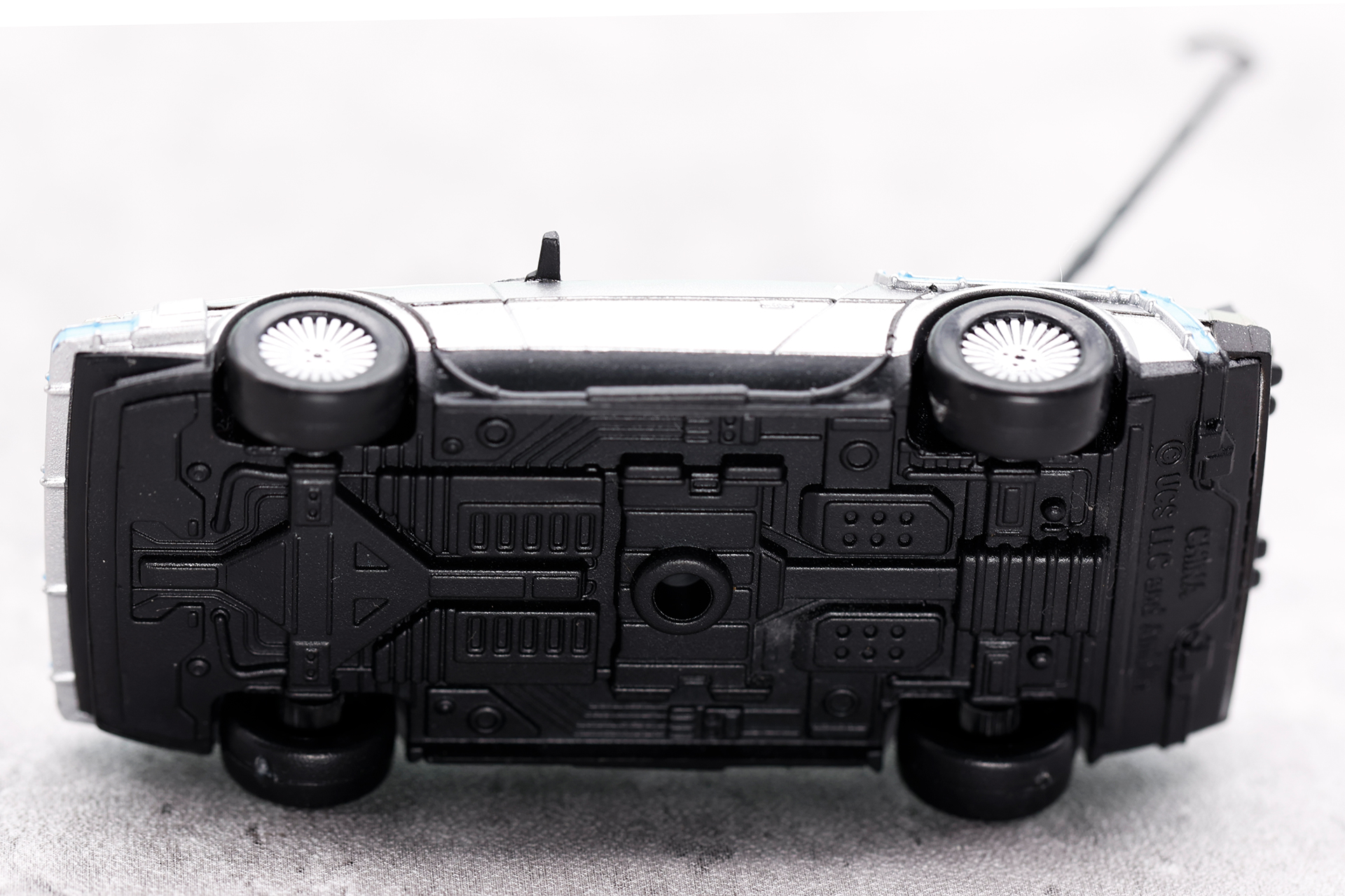 車体の底面部分もかなりのディテールだ。ちなみにこちらのおもちゃには関係ないが、中央に穴が開けられているのでポール等に挿すことができるようになっている
