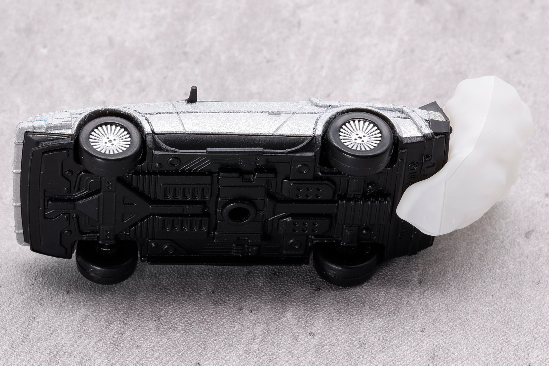 こちらは底面側。車体自体に大きな違いはないため、「Part.1-凍結Ver.-」同様中央に穴が空いている