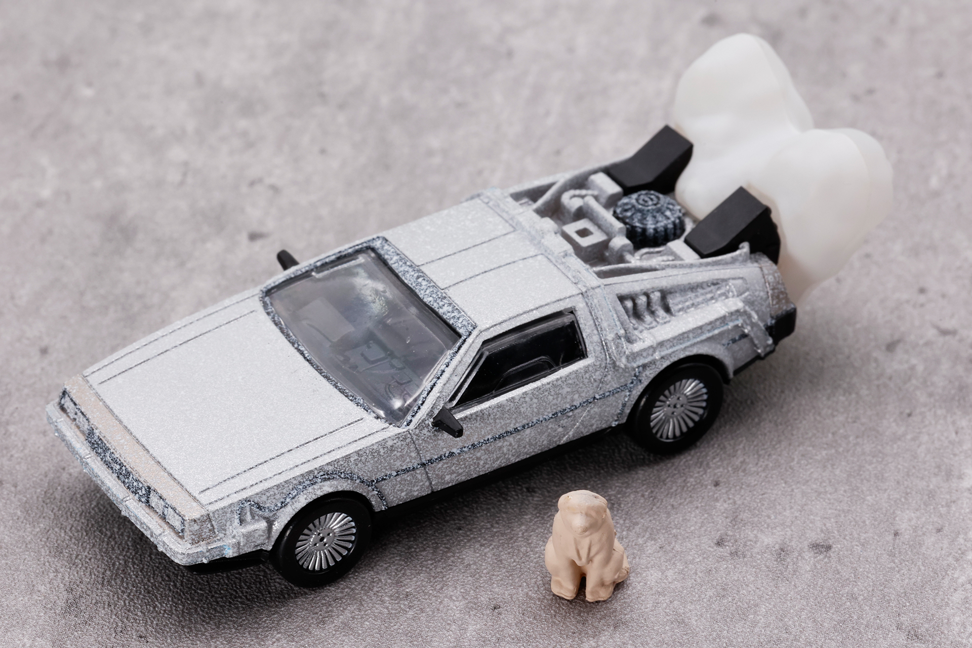 付属のアインシュタイン（ドクの愛犬）を並べたところ。1/64サイズなので、やや小ぶりだ