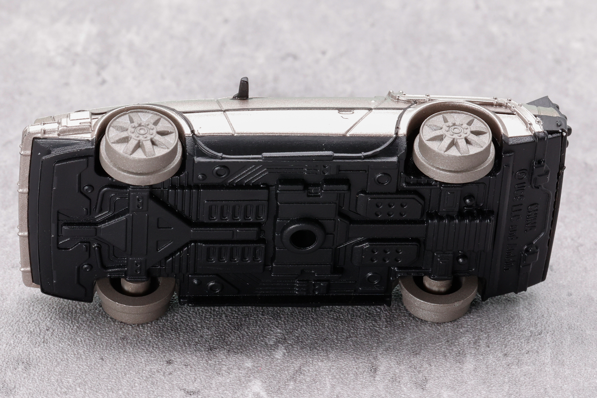 デロリアンの底面分は、基本的に他の車両と同じものが採用されている。車輪は、このようにレールのサイズにあった形だ