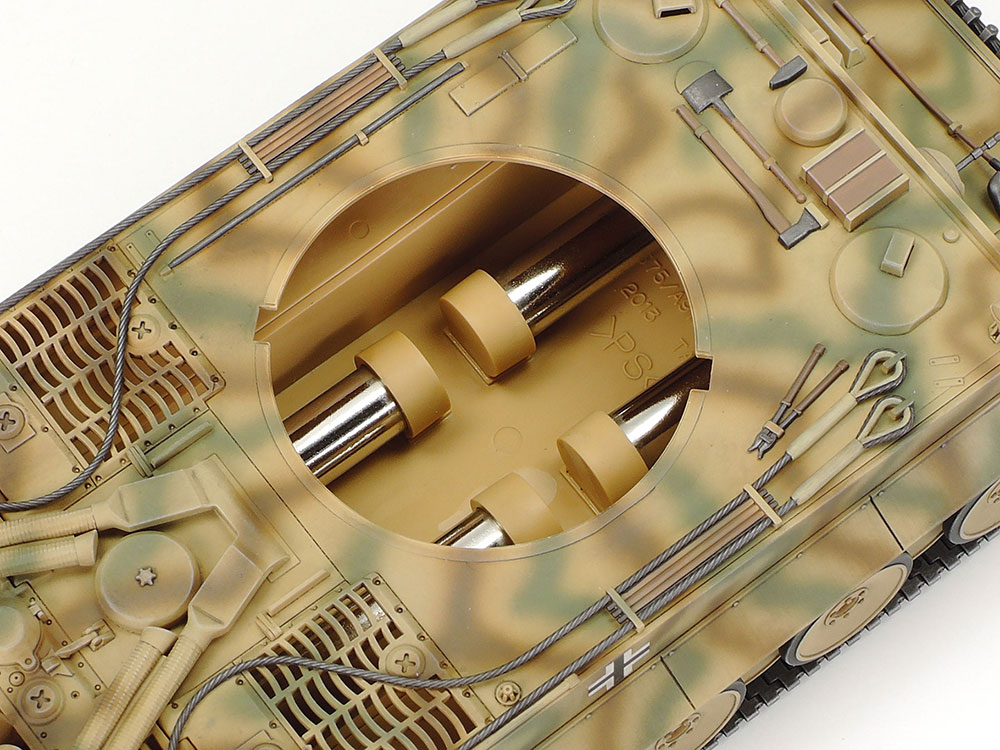 組み立てやすい樹脂製のシャーシに金属製ウェイトを組み込んで重量感を演出