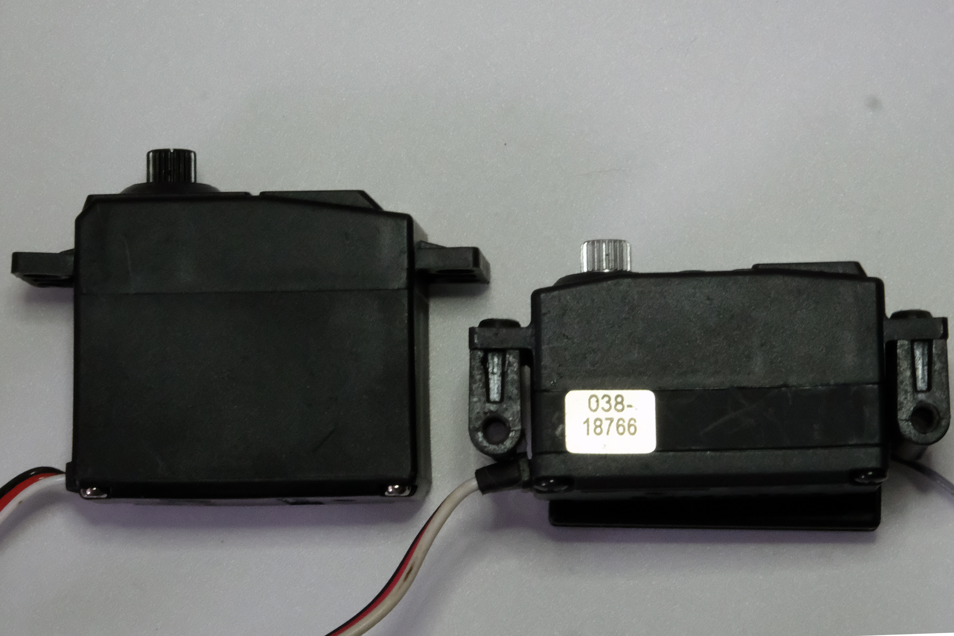 以前使っていたサーボ（左）とフタバ電子製「S9571SV」（右）の比較。かなり小型になっている