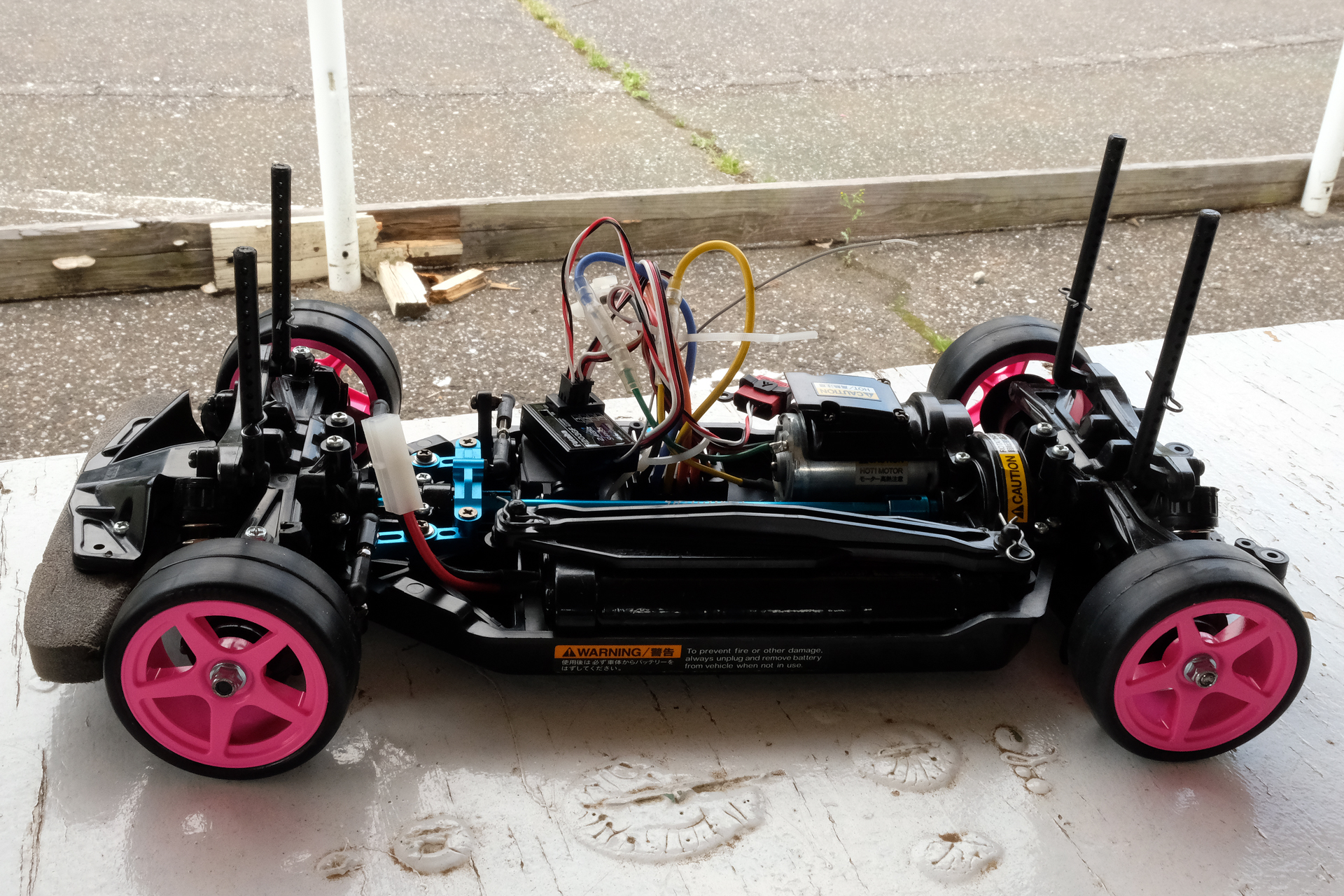 「ミディアムナロー」のタイヤには、ノーマルのホイールは使えない。今回は12月の「タミチャレ」の景品でゲットしたピンク色のミディアムナローホイールを使用し、見た目もレーシーになった