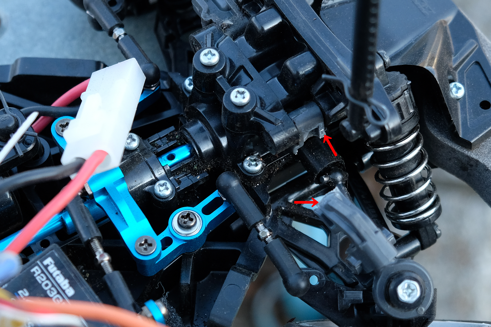 矢印部分のフロントアッパーアームが折れてしまった