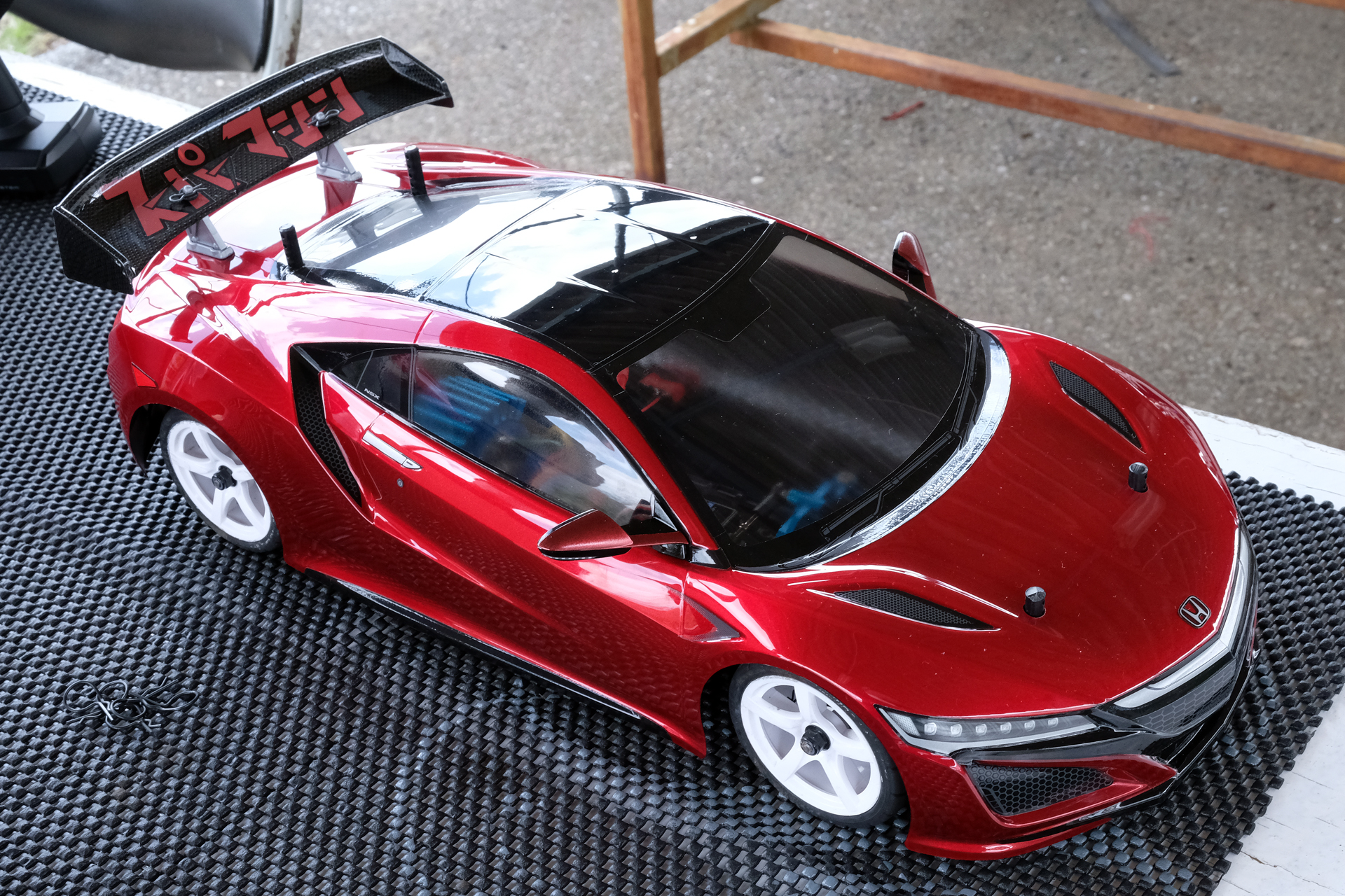 平山氏のマシンTT-02シャーシ「NSX」。再デビューして半年ほどとは思えない綺麗な塗装が施されていた