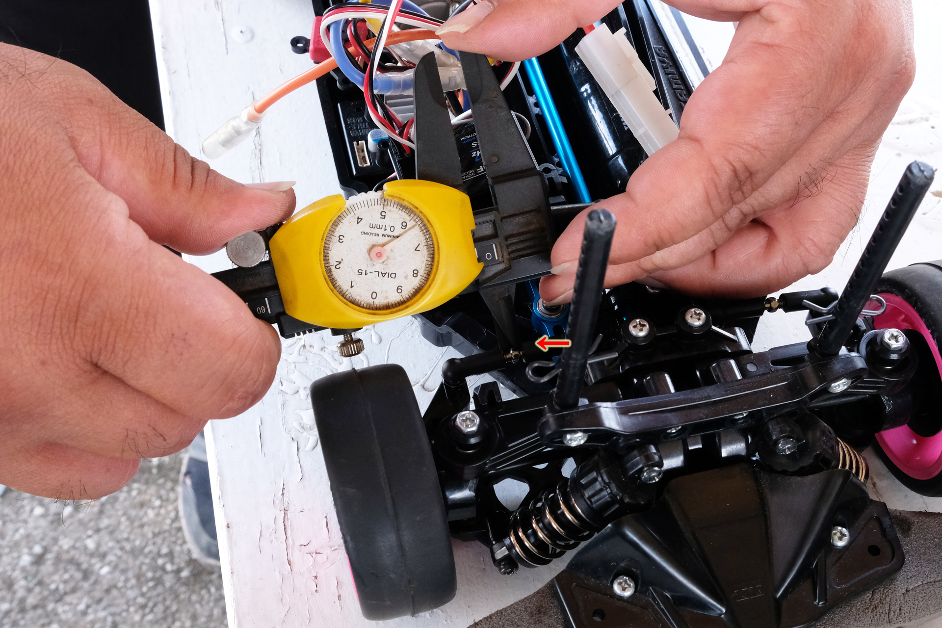 石山氏にノギスでステアリングアームの長さを計ってもらって、左右を正確に同じ長さにできた