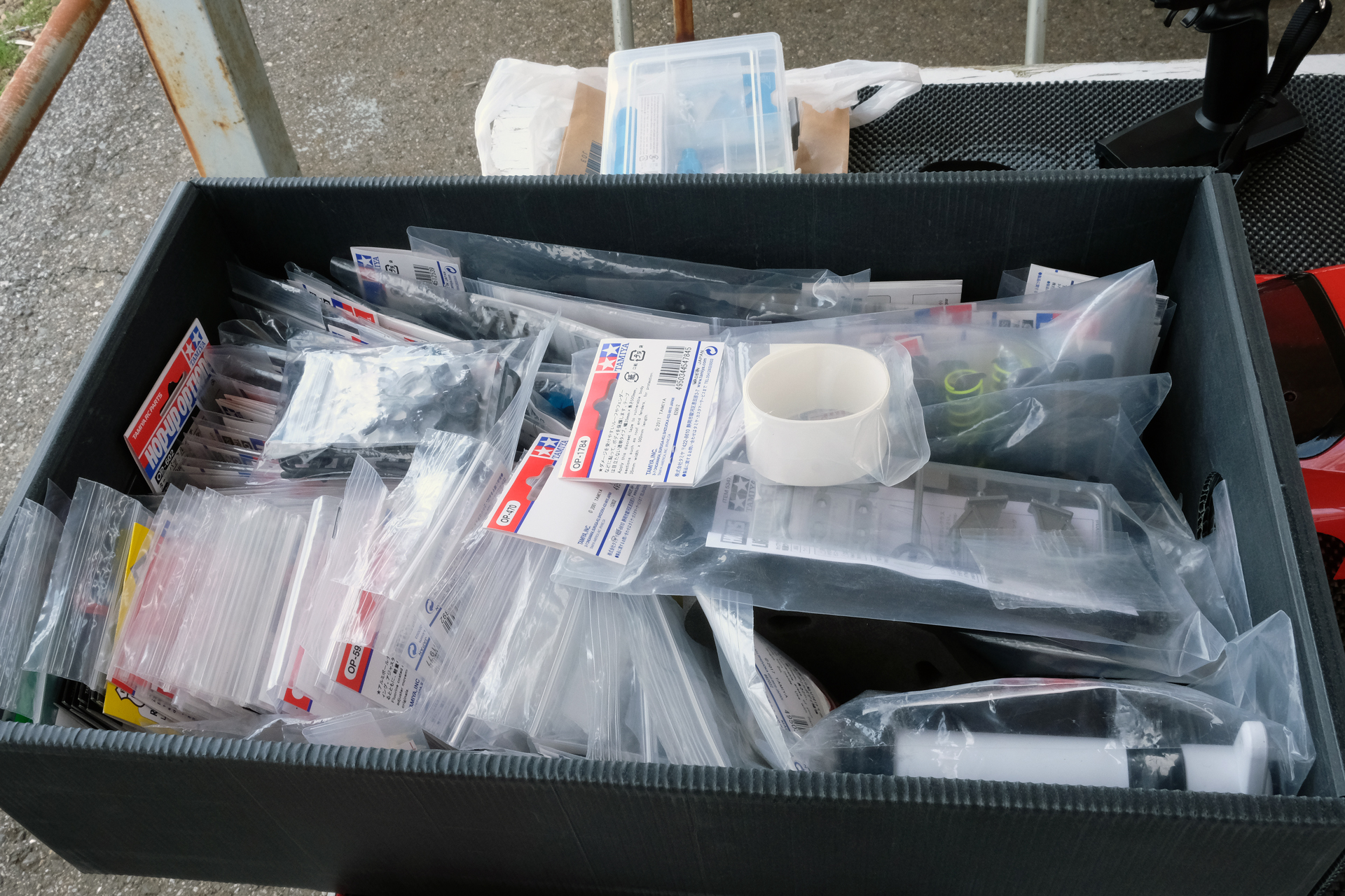 平山氏はピットに予備パーツやオプションパーツを持ち込んでいたので、そこからお借りすることができた