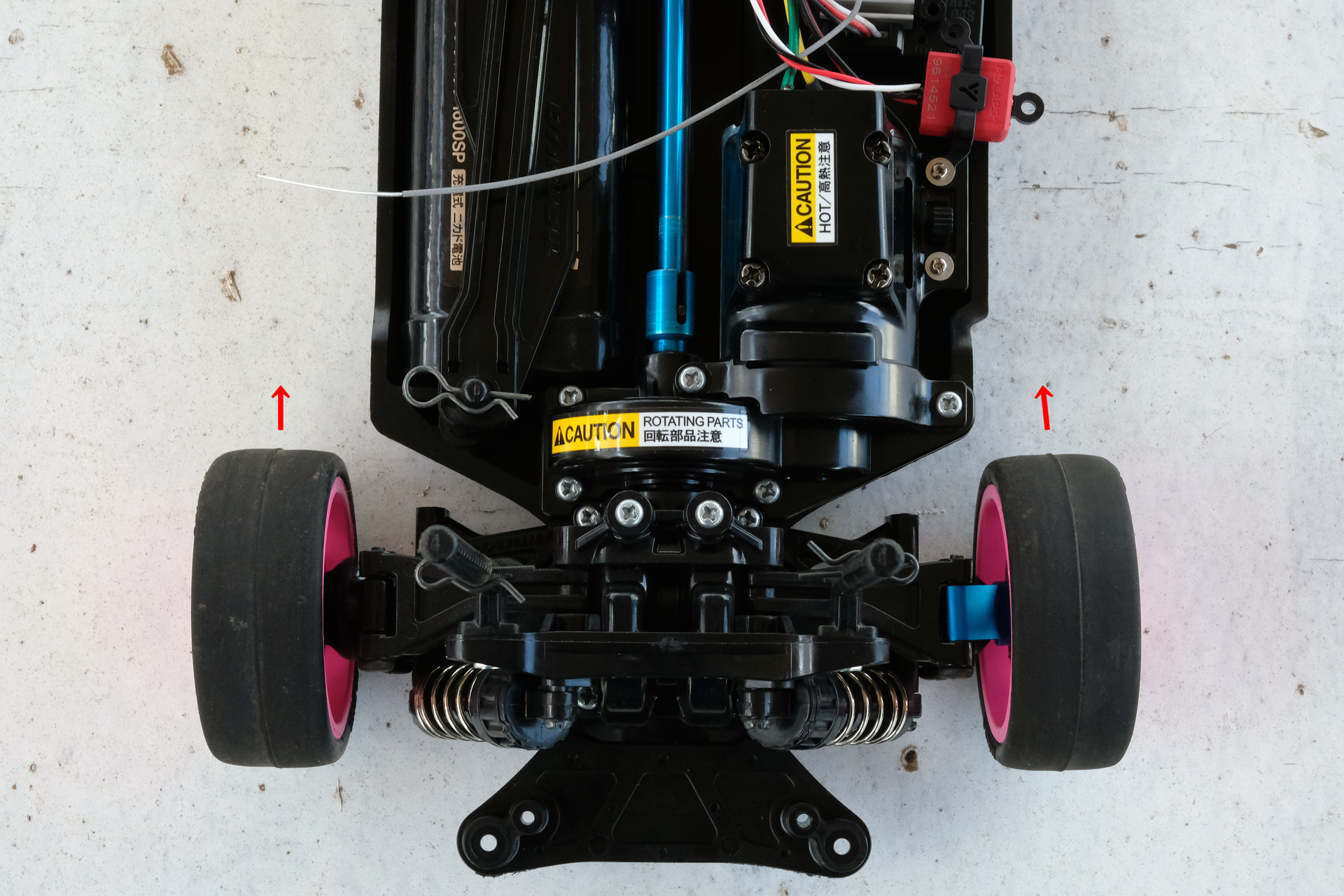 ノーマル（左）とアルミ（右）のアップライト比較。右は3度内側に向いている