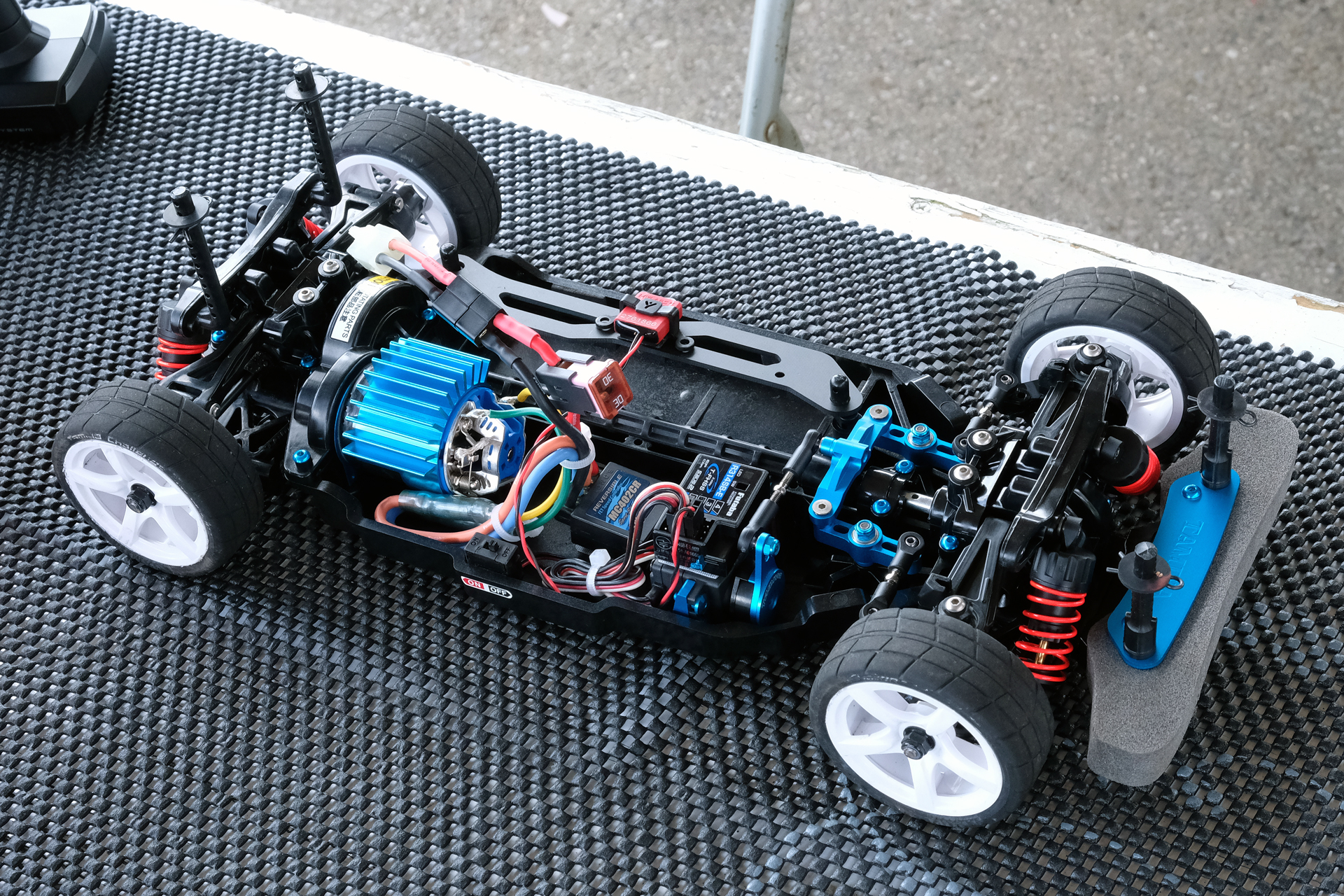 平山氏のTT-02シャーシ。マシンを直接見るだけでも参考になる