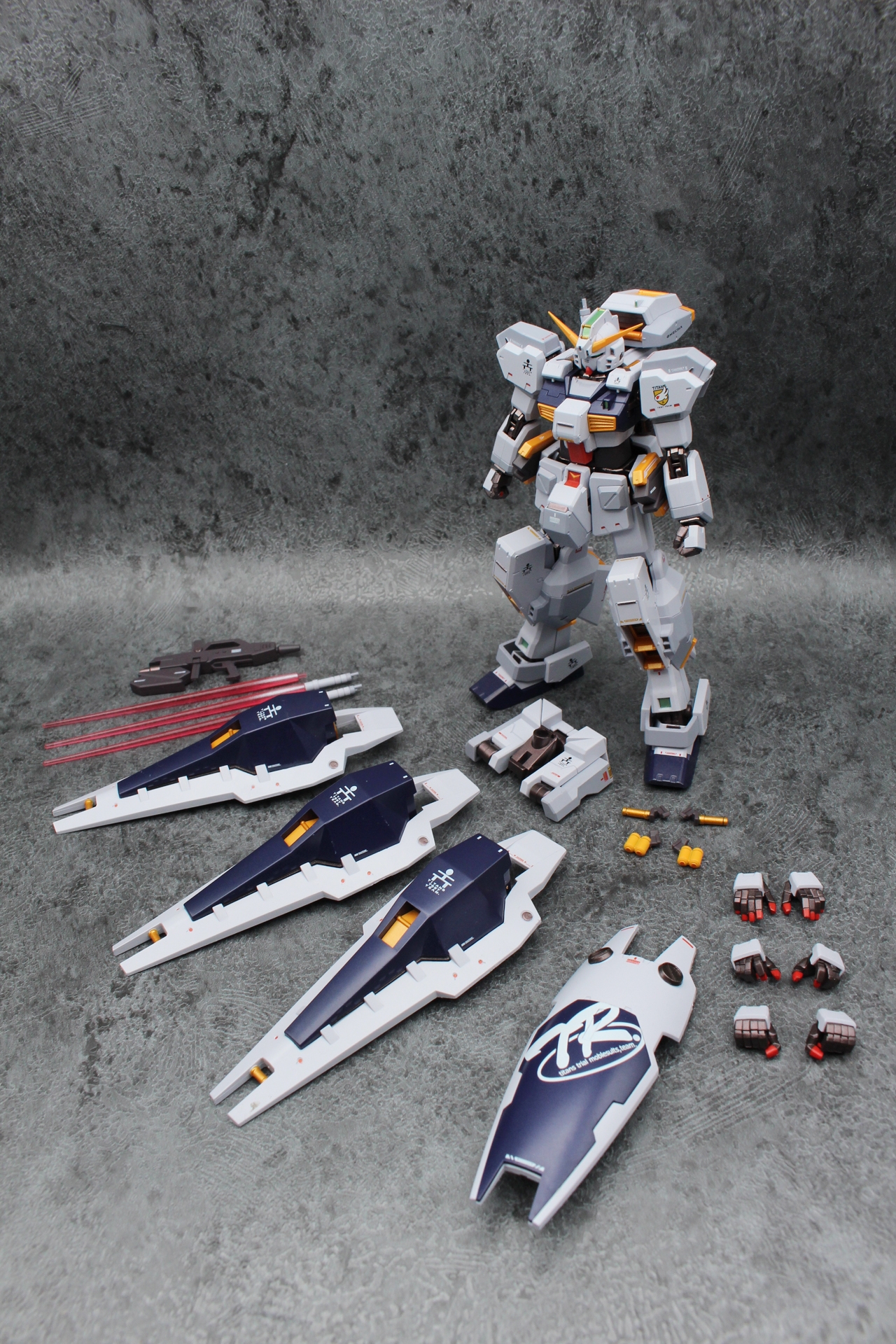 「METAL ROBOT魂 ＜SIDE MS＞ ガンダムTR-1［ヘイズル改］＆オプションパーツセット」。豊富なパーツを揃え、換装ギミックを楽しめる仕様だ