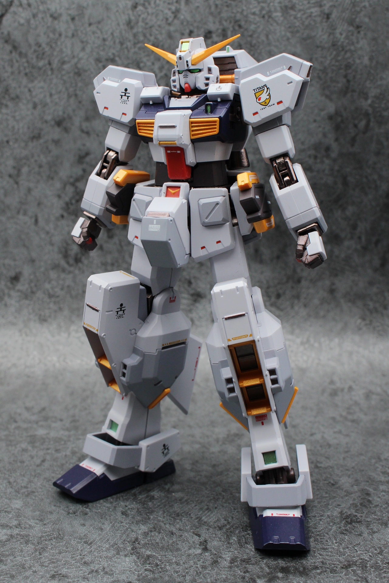 ジム・クゥエルをベースにガンダムの頭部や各種装備を取り付け、独自のシルエットが構築されている。