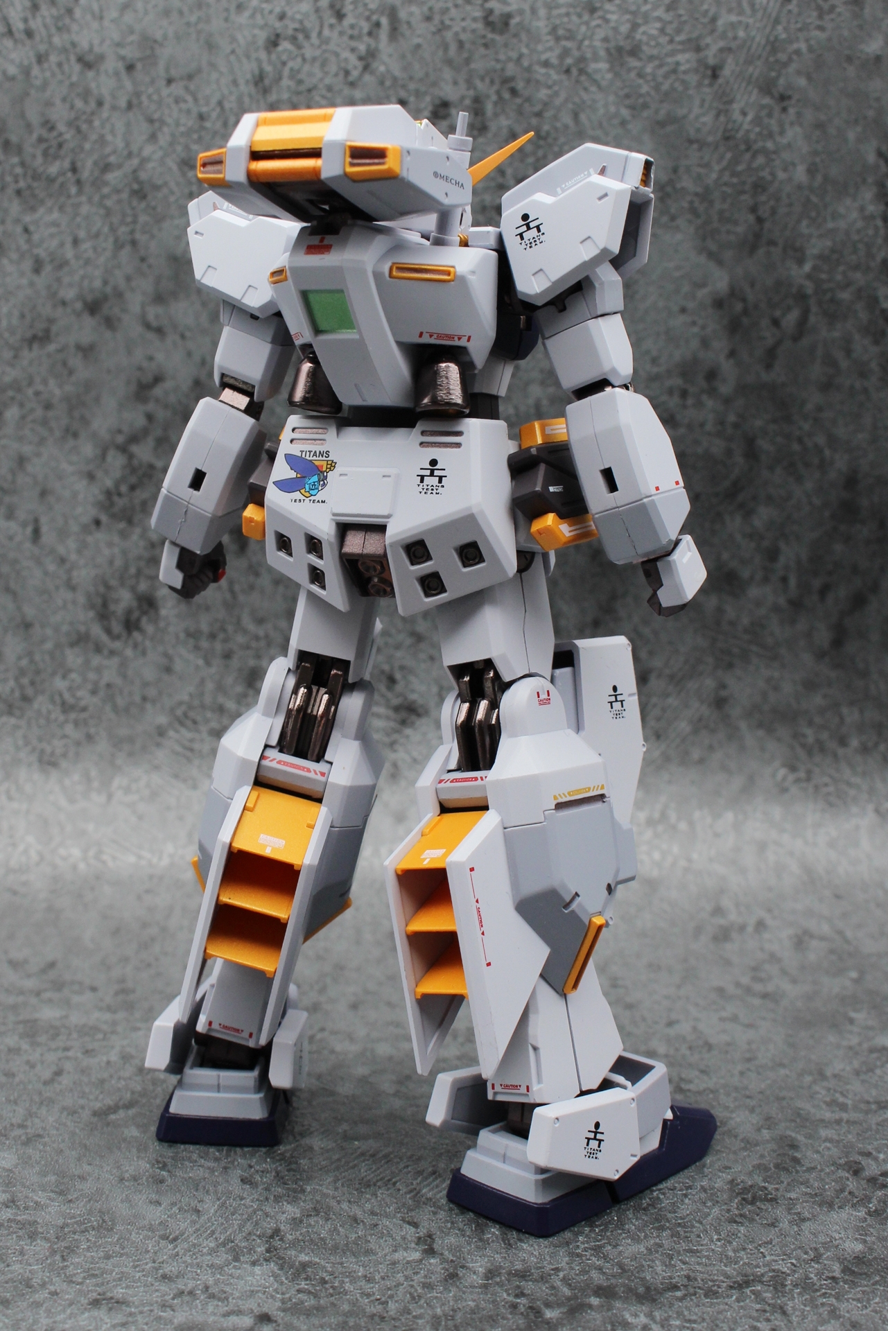 背面は背中のブースター・ポッドや脚部の大型スラスターに目が行く。カラーリングはグレーを基調としている