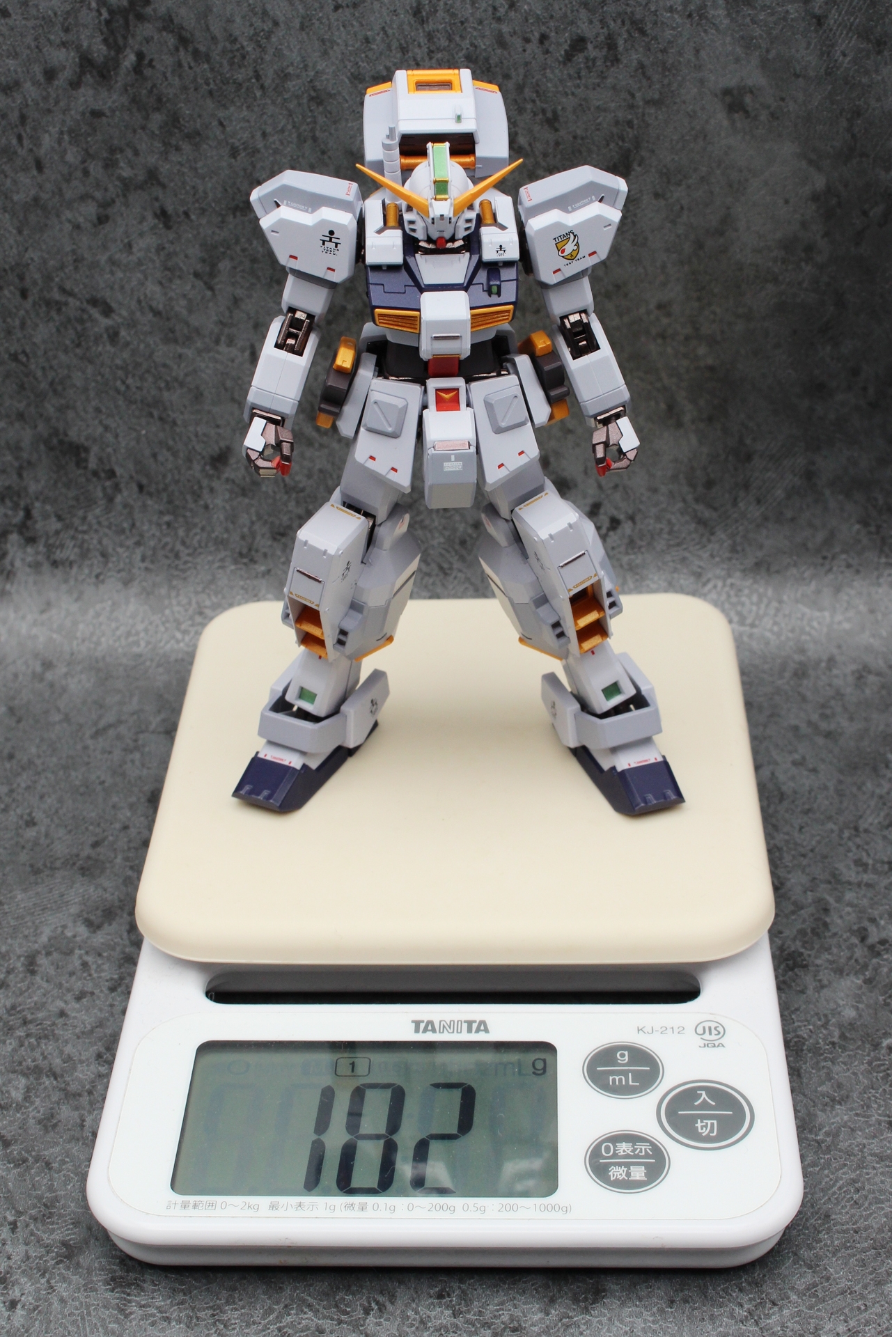 重量は実測で182g。手に持つとずっしり重い