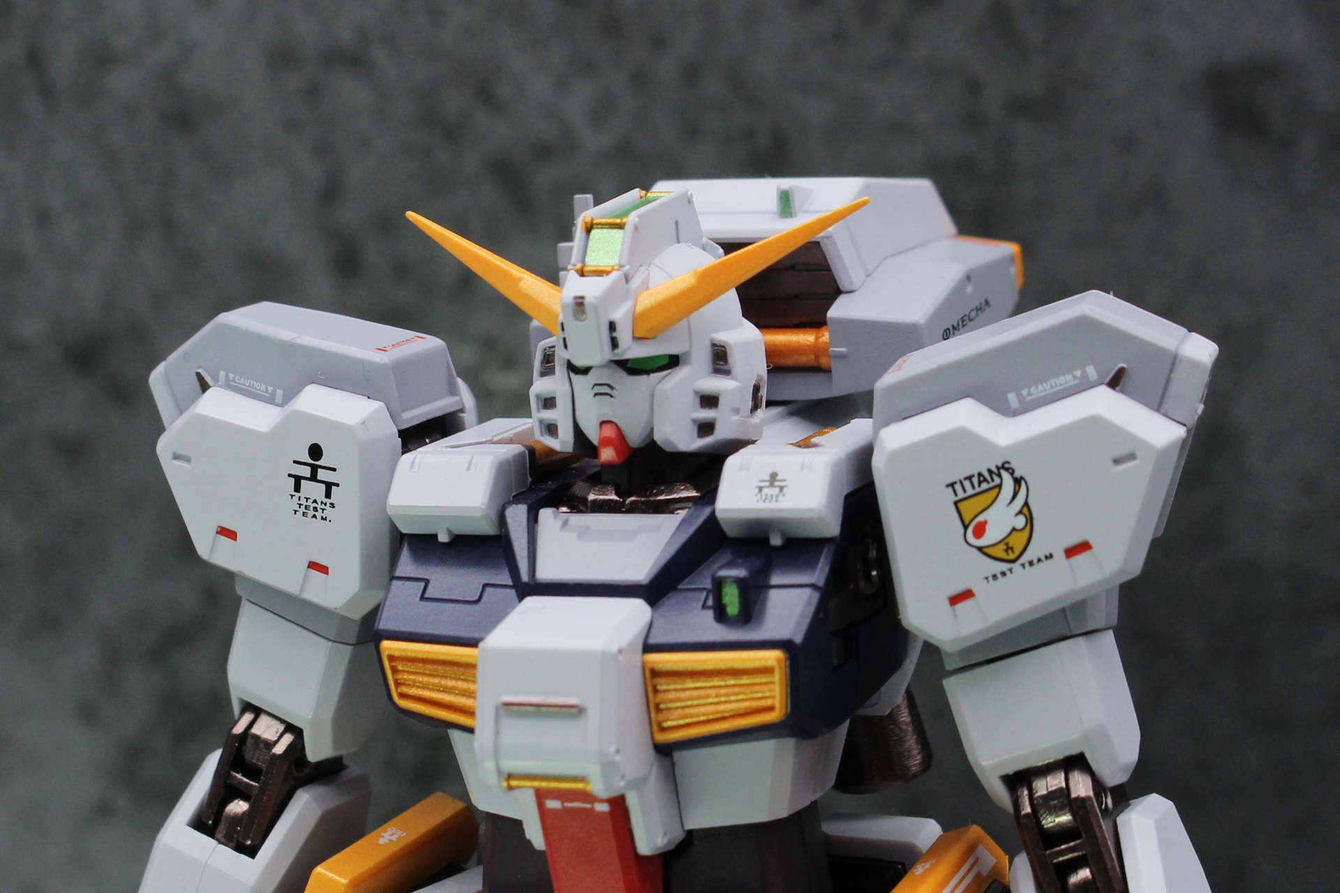 ガンダムタイプの頭部。形状はガンダムMk-IIに近いが、額のセンサーなどが異なる