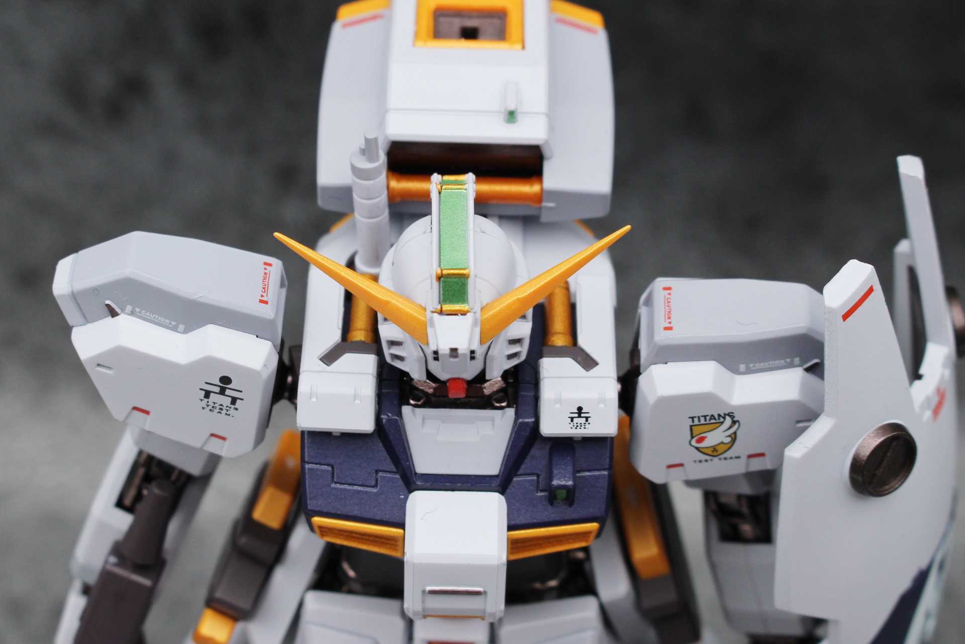 頭頂部には後方まで伸びた全方位センサーが備えられている