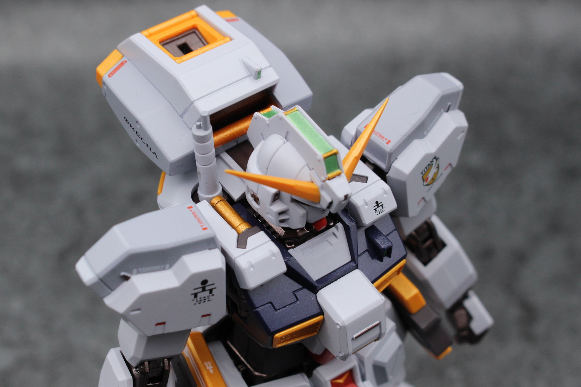 首の左右には折り畳み式のフォールディング・グリップがある。差し替えで起こした状態にもできる