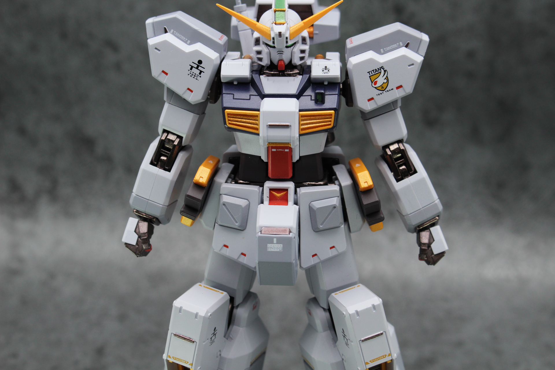 胸部や股間にはブロックが装備され、ジム・クゥエルとは形状が異なる