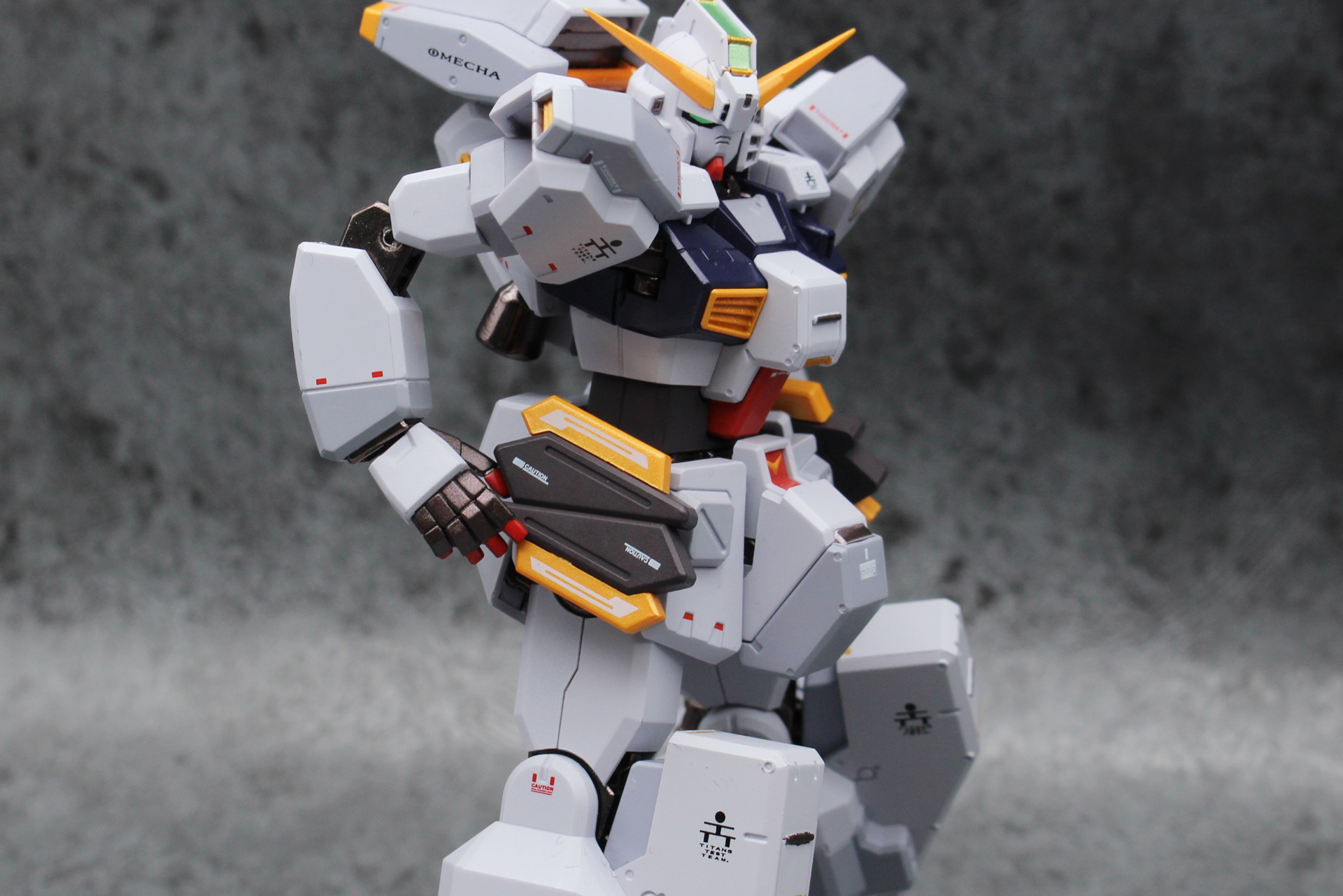 腰部にはEパックが取り付けられている。取り外しも可能だ