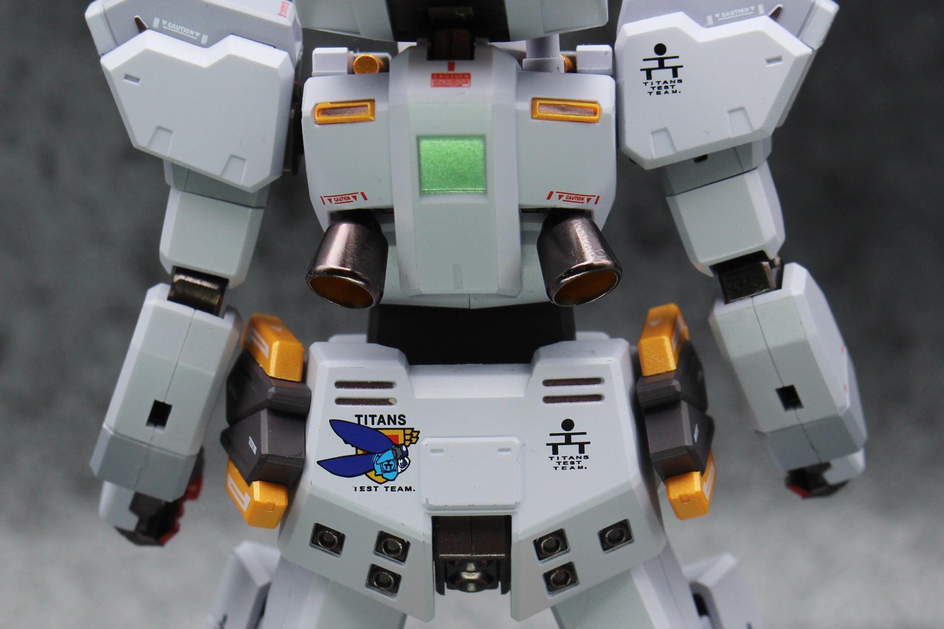 肩と腰にあるブラックオターの部隊章。隊長のウェス・マーフィー大尉のペットであるウサギがモチーフ