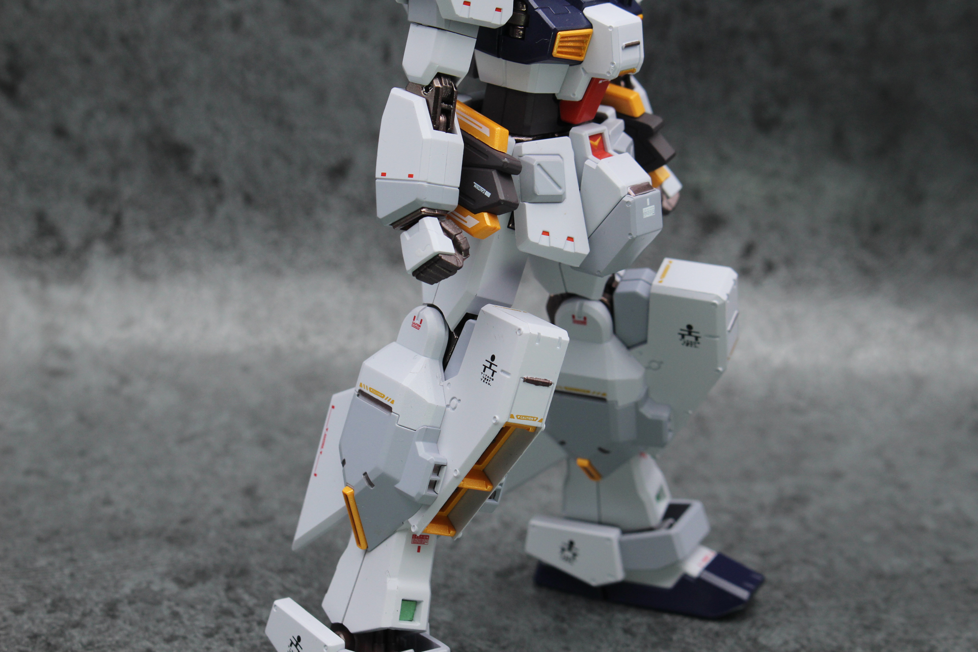 ライトグレーの塗装はよく見ると濃淡のある2色に塗り分けられている