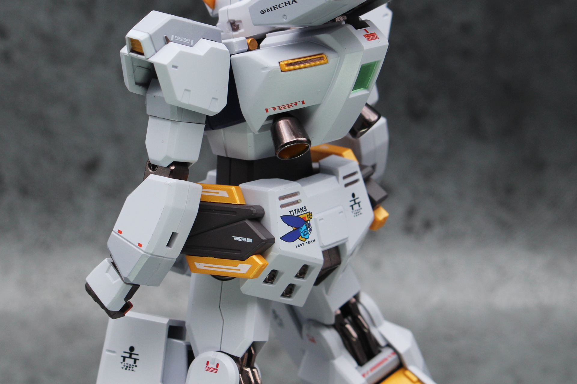 電解メッキにより、鈍い銅色で仕上げられたダイキャストのパーツ。バックパックのノズルはそのまま使われている