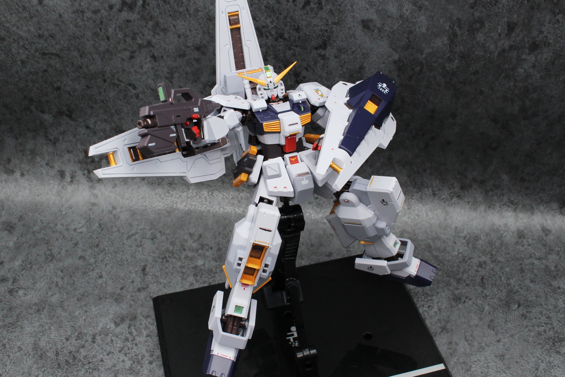 ダイキャスト関節は動きが滑らかで保持力もあるため、武装を取り付けてもへたることがない