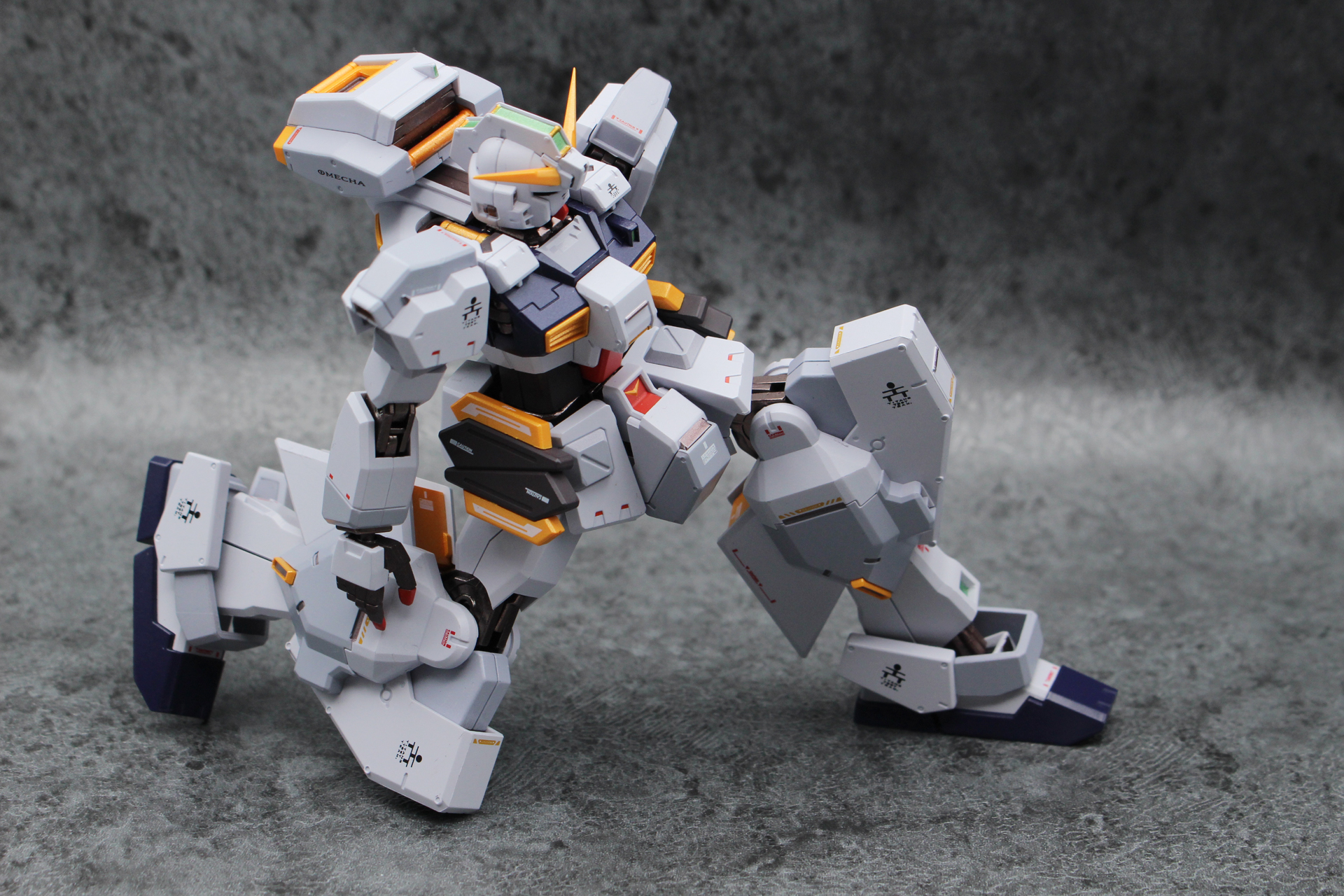 ヒザには曲げるとブロックがせり出すギミックを内蔵