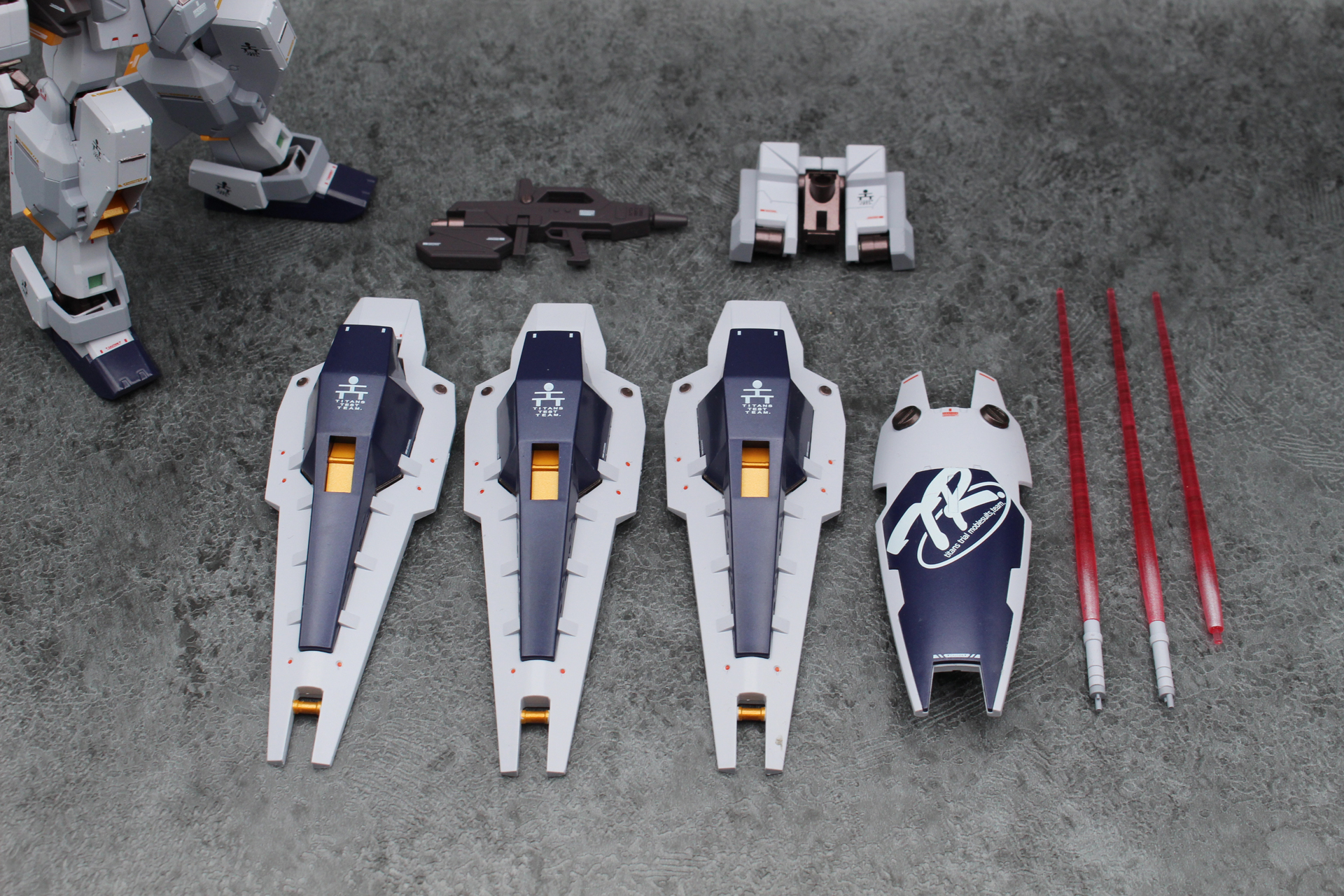 付属する各種武装。ビーム・サーベルのグリップ1本はヘイズル改本体に接続している