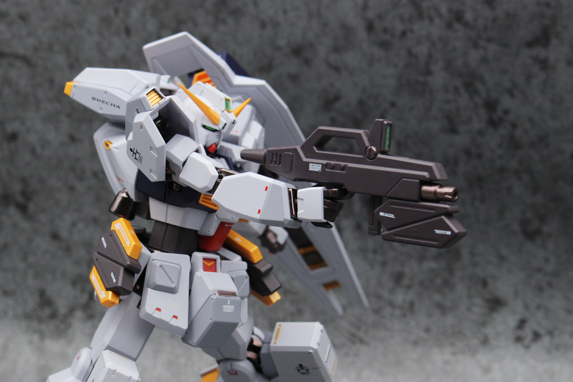 ビーム・ライフルはこの機体独自の形状。マズルは関節部と同じ銅色に塗装されている