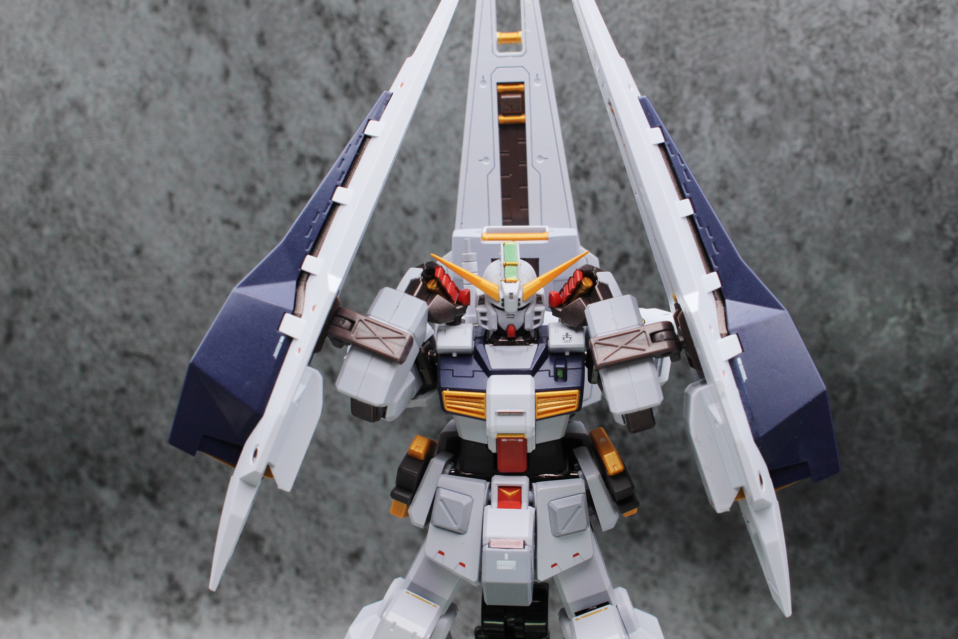 起き上がったグリップを握らせれば高速機動時の姿となる