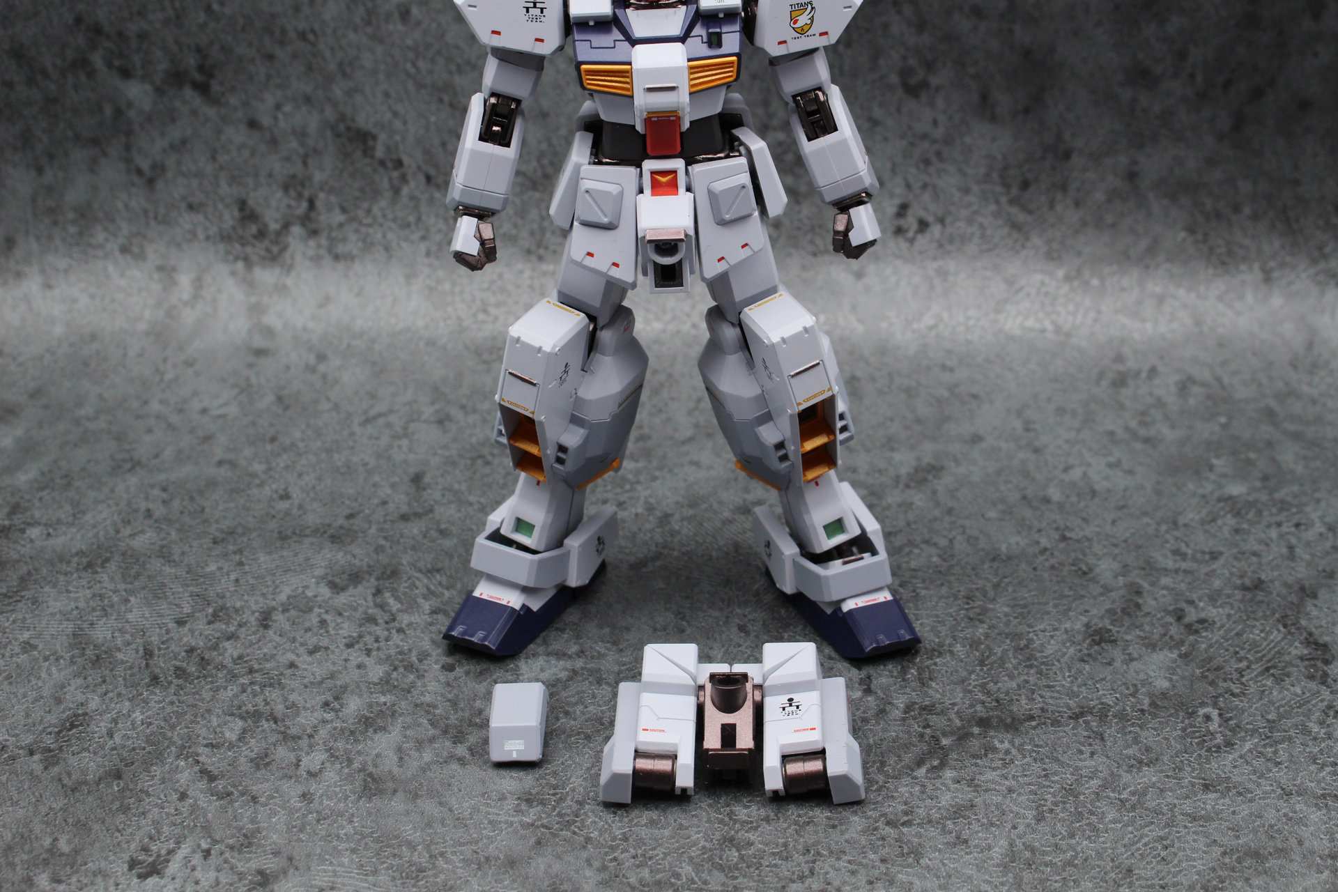 手前右がサブ・アーム・ユニット。股間の装甲を一度取り外し、サブ・アーム・ユニットと装甲を取り付ける