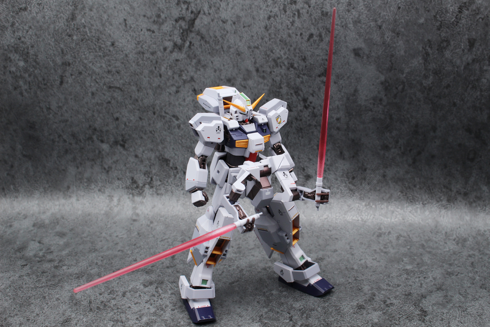 ビーム・サーベルを掴むことができる。コミック版にはビーム・ライフルを持つ描写があったが、ツメが小さいため保持できなかった