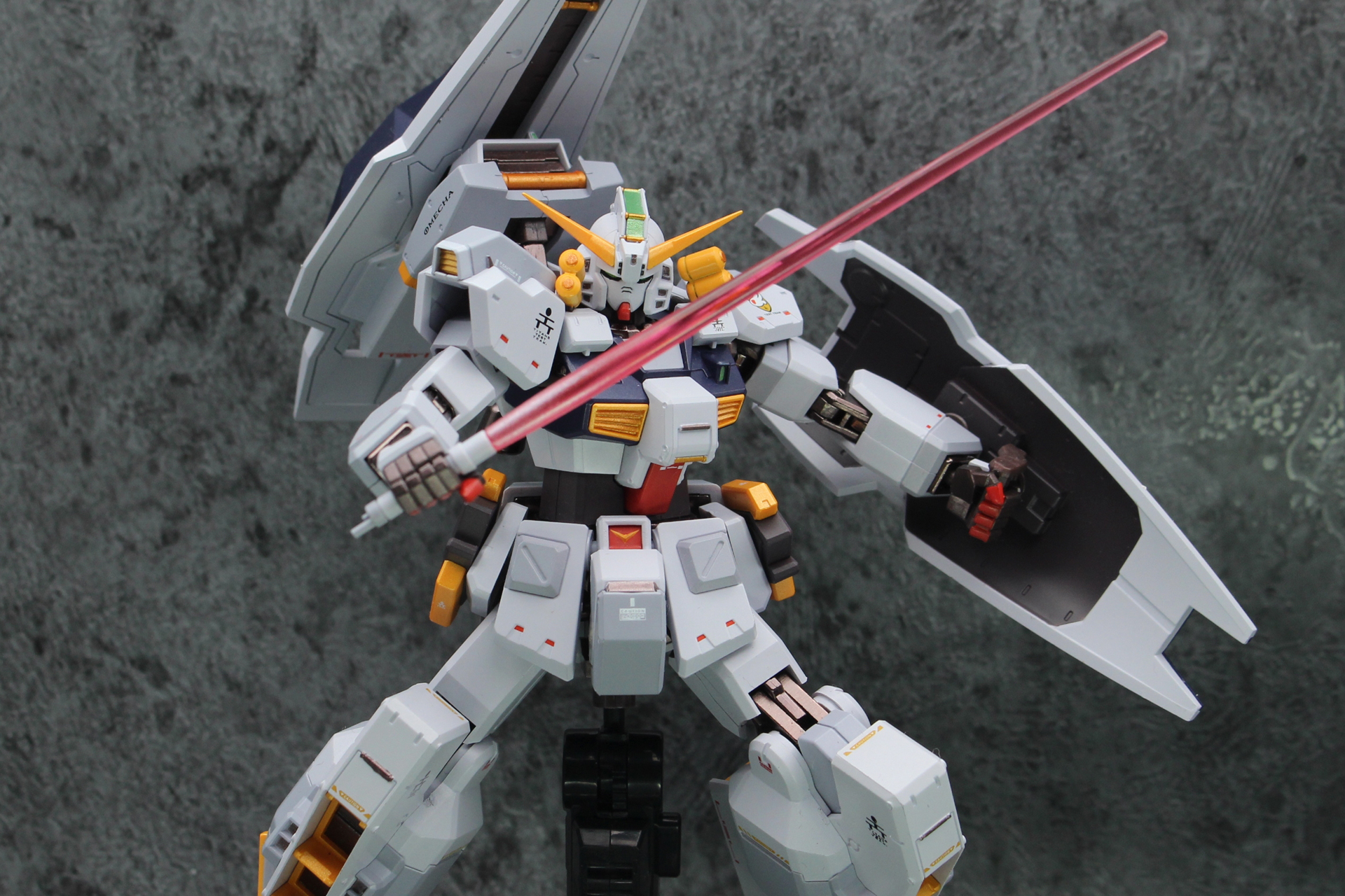 肩のフォールディング・グリップを取り外して、グレネード・ランチャーを装備したスタイル。マッシブなシルエットのガンダムタイプMS好きにはたまらない