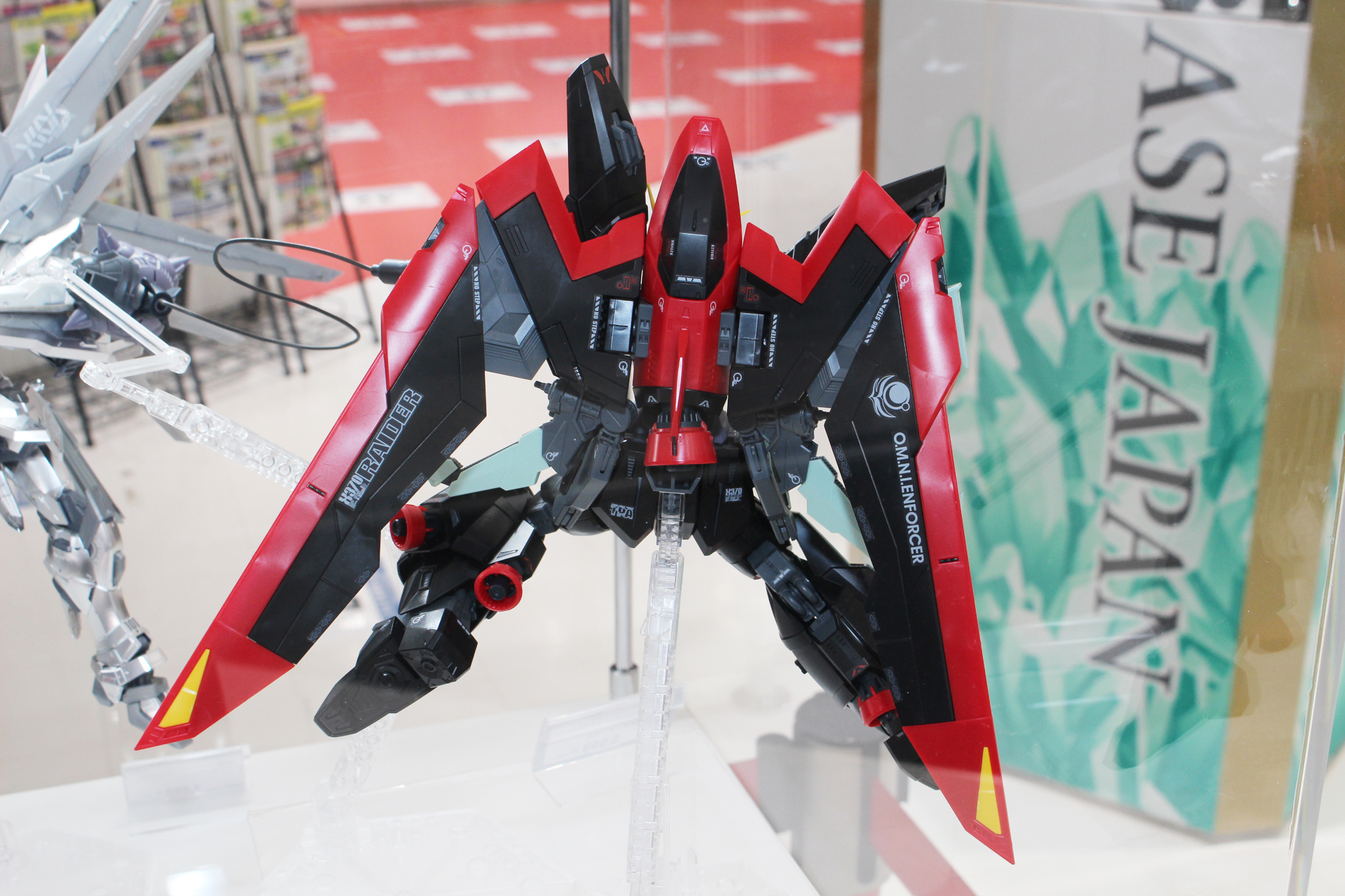 背面のウィングもインパクトがある
