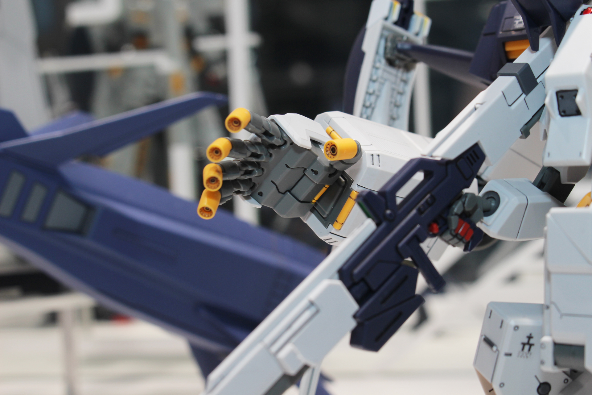 指先はパーツによる色分けで、ビーム発射口のディテールも再現している