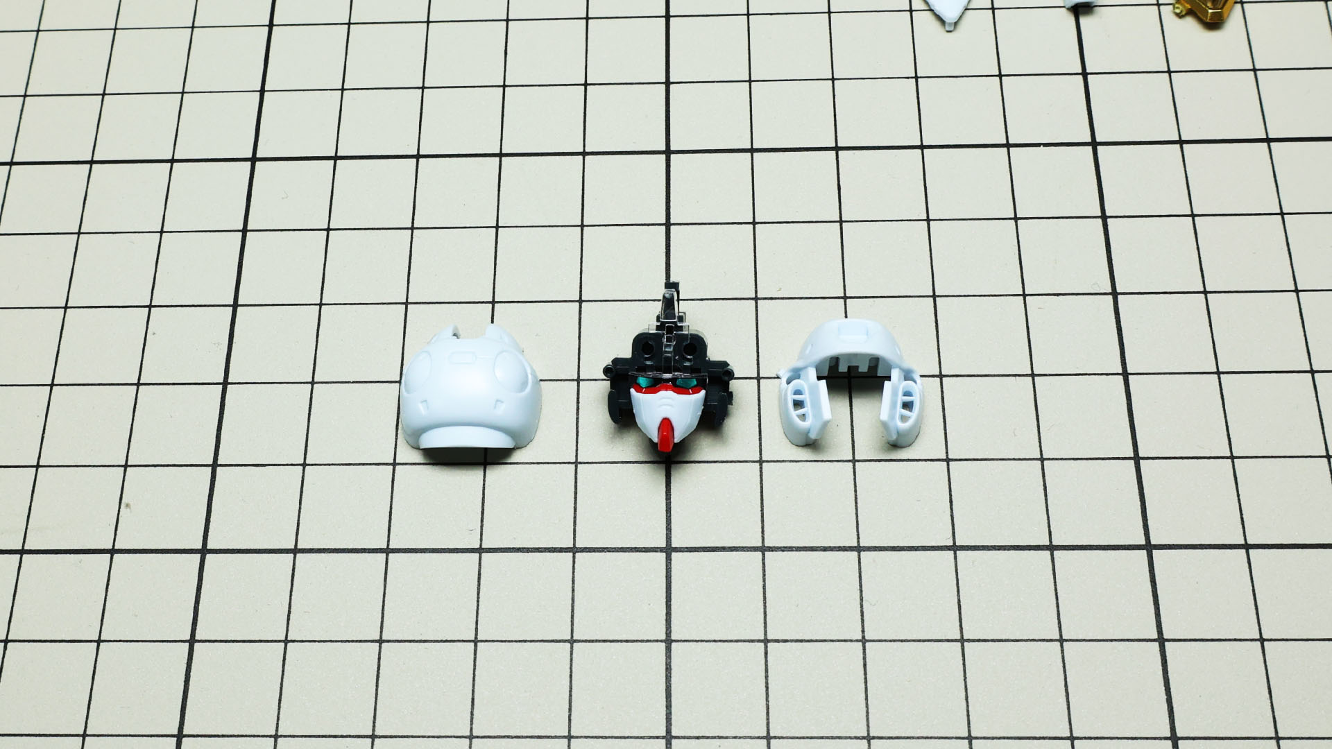 ダークグレーのメカフレームと共にヘルメットを顔の前後から挟み込むのですが、そのまえに……