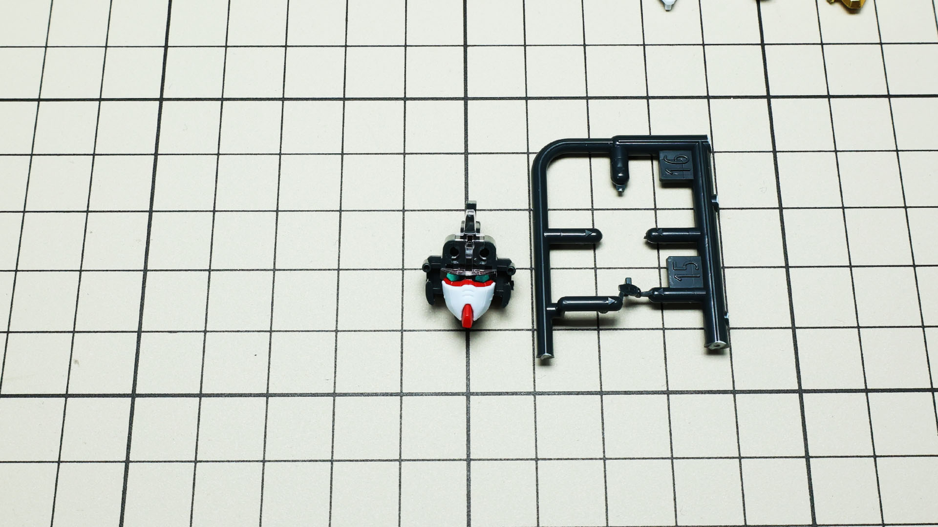 左目用のスナイピング・ユニットを取り付けます