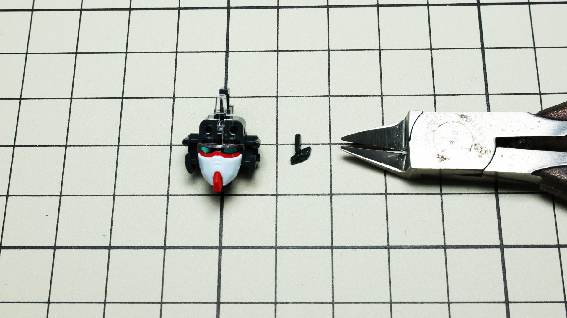 こ、細かいっ！左目の上にスリットがあるのでそこに差し込みます