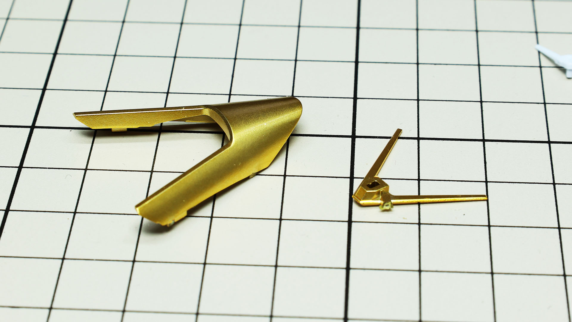 ランナーとの接続ゲートを切り落とし……