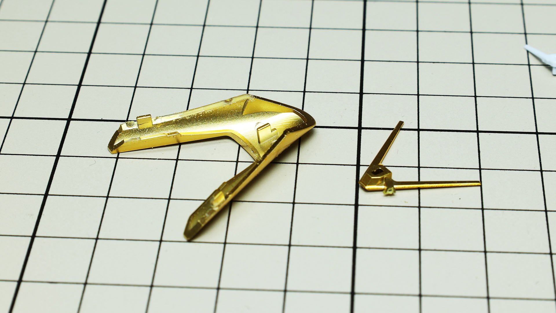 パーツ側に残ったゲート跡を切り落としてキレイにすればOKです