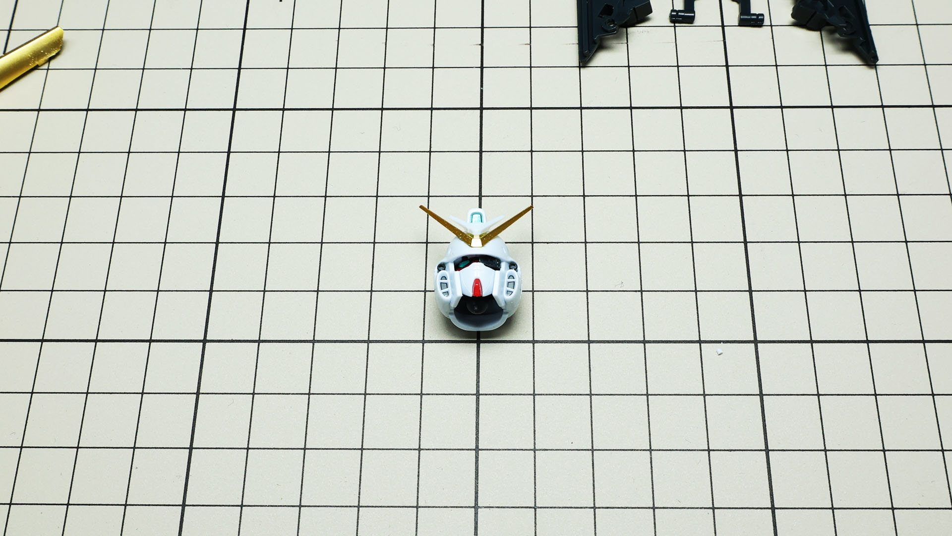 アンテナも同様に処理して組み付ければ接合面がキレイに組み上がります。さすがガンプラ！