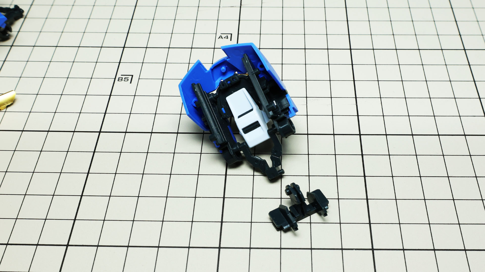 これは機首を取り付けるパーツ、これがスライドすることで機首の収納を可能にします