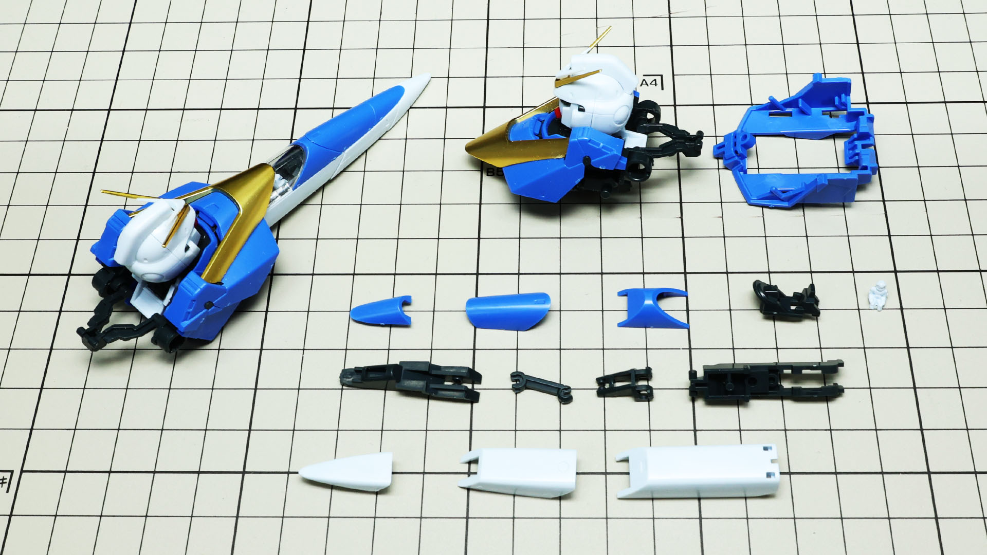 機首を組み立てます。細いアームで折れ曲がりを実現するのでランナーからの切り出しに注意します