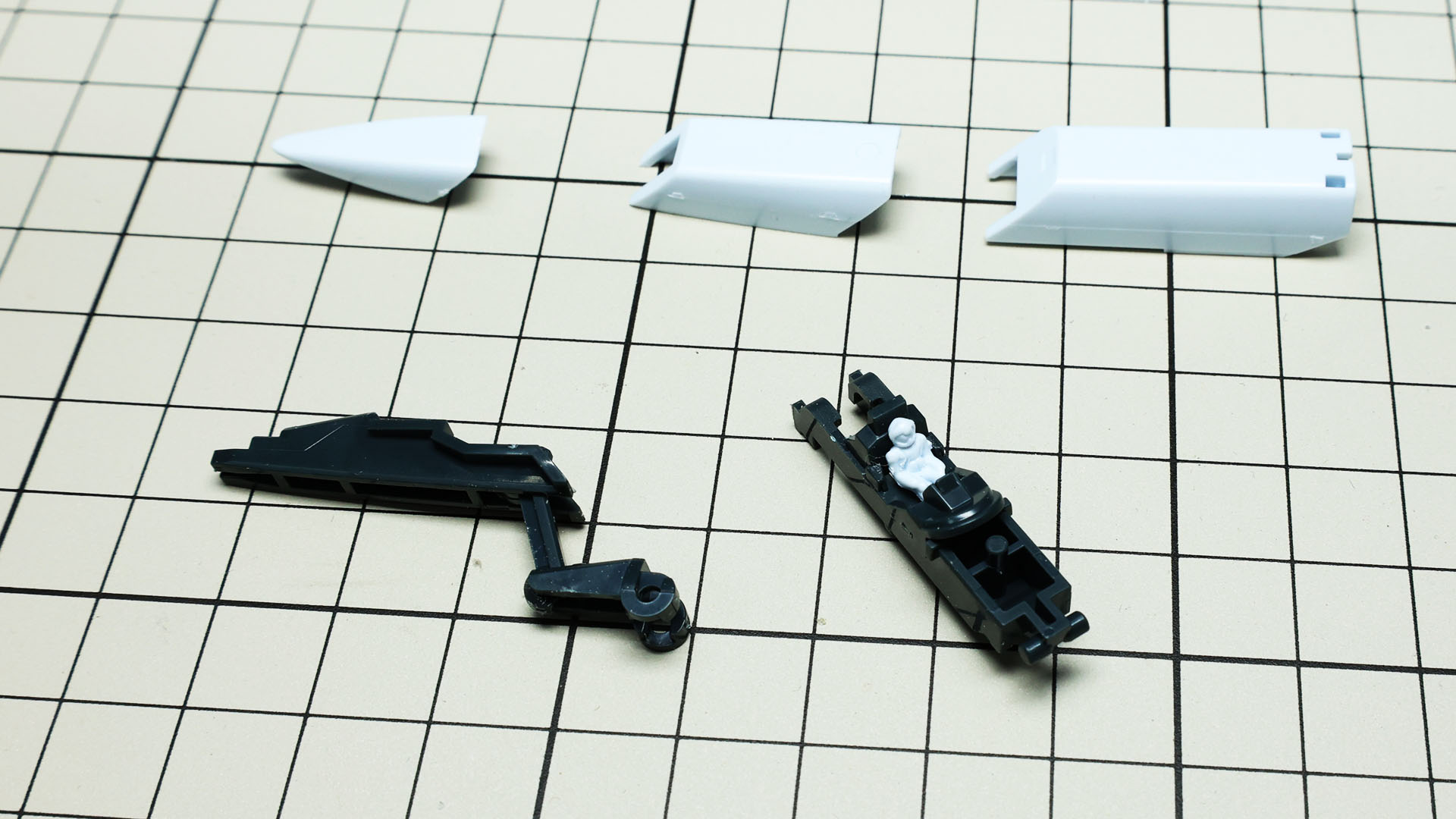 狭いながらもさすがMG！コクピットにはパイロットが搭乗できます