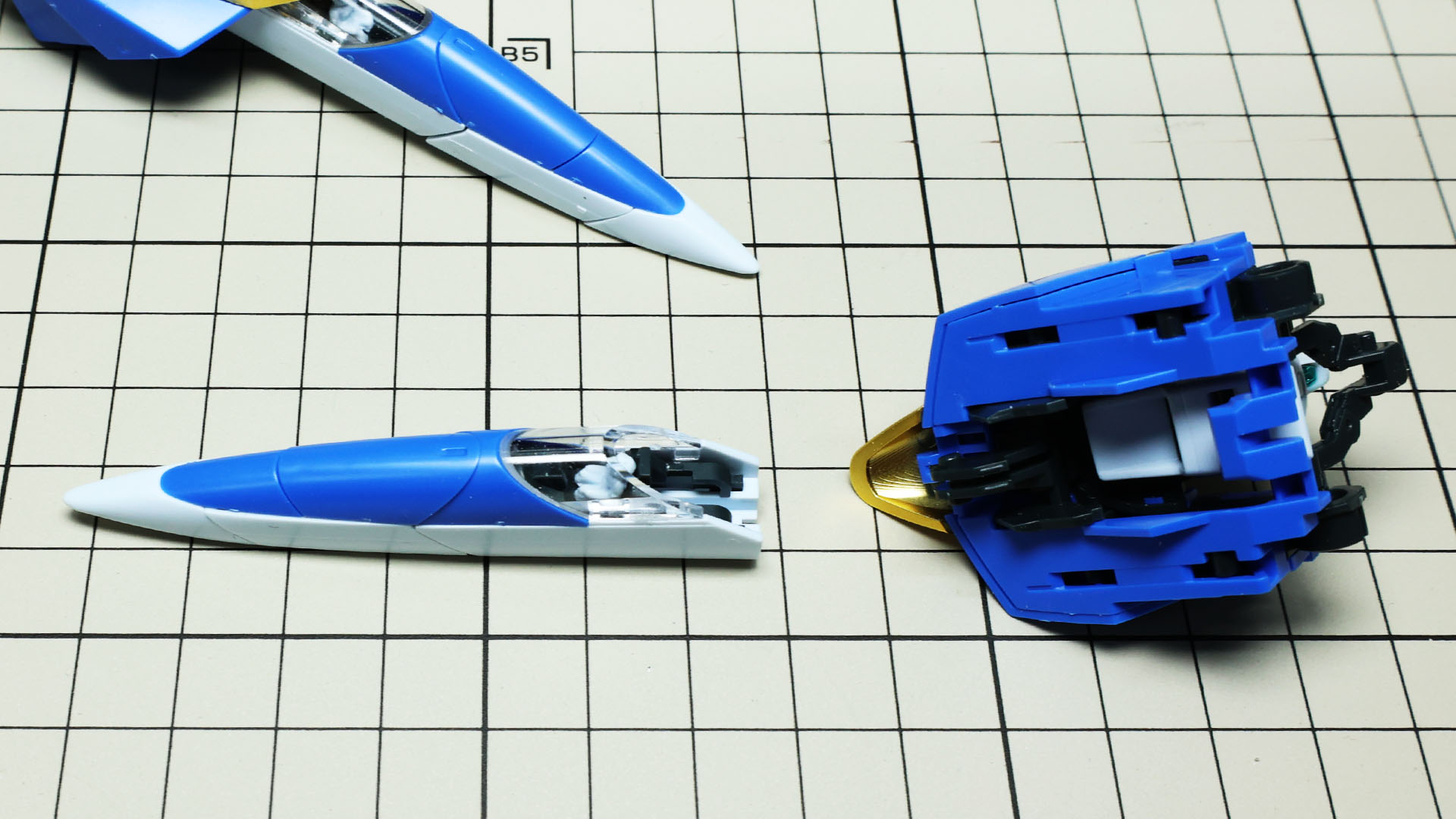上面の青い外装とクリアーのキャノピーを取り付ければ完成です